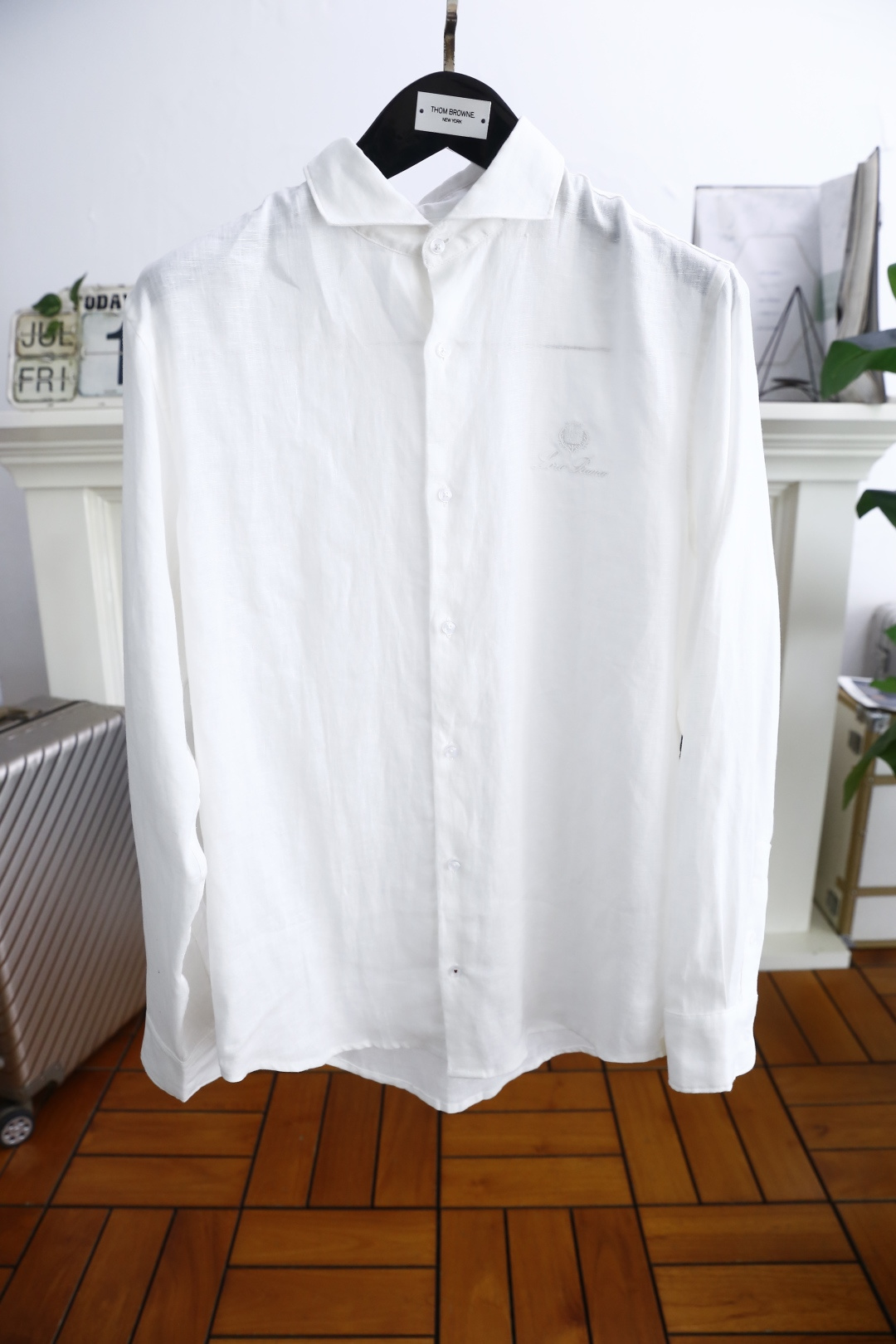 NO:458050,LP. 25 Summer Men's Thin Long Sleeve Shirt!  The classic LOGO design of the luxury brand on the chest is perfect in appearance. It uses comfortable cotton and linen fabrics to be in the cabinet level, predictable hot products, high-end custom fabrics, master-level tailoring, invincible texture, excellent skin-friendliness, superb craftsmanship, smooth lines, perfect match!  Easy to upgrade the sense of fashion, with high recognition, excellent upper body effect, extremely exquisite workmanship, neat and meticulous routes, and can be matched for business or daily leisure!  Counter size M-3XL, shipped the next day!  loro piana shirts alexander wang19860909LP. 25夏季男士薄款长袖衬衫！胸前奢华品牌经典LOGO设计品相完美如斯,采用舒适棉麻面料属于入柜级别,可预见性的爆款,高级定制面料,大师级剪裁,质感无敌,亲肤性极佳工艺精湛,线条流畅,完美搭配！轻松将时髦感进阶,有着高强辨识度,上身效果超赞,做工极为考究严谨,走线工整细致,商务抑或日常休闲均可搭配！专柜尺码 M-3XL,隔天出货！,,loro piana,shirts,alexander wang,Men's clothing