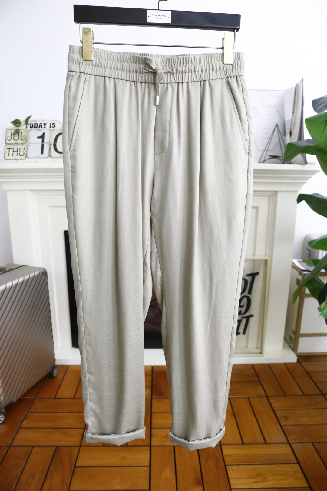 NO:458095,LP. 25 new summer fashion men's thin casual pants!  It uses imported comfortable and breathable cotton fabric, luxurious and classic brand letter LOGO element design, and the upper body is casual and comfortable!  Classic comfortable and elastic waist paired with no restraint!  The same product for overseas European counters, the upper body is fashionable and sporty, very low-key and luxurious!  The stitching of the turner is delicate and strong!  Perfect three-dimensional tailoring, highly recommend buying the product!  Counter size 46-58, shipped the next day!  loro piana alexander wang19860909LP. 25夏季新品时尚男士薄款休闲裤！采用进口舒适透气棉面料,奢华经典品牌字母LOGO元素设计 上身随意舒服！经典舒适松紧腰搭配无束缚感！海外欧洲专柜同品,上身时尚运动显时尚,很低调且不失奢华品味！车工缝线细致而强悍！完美立体剪裁,强烈推荐购入货色！专柜尺码46-58,隔天出货！,,loro piana,alexander wang,Men's clothing