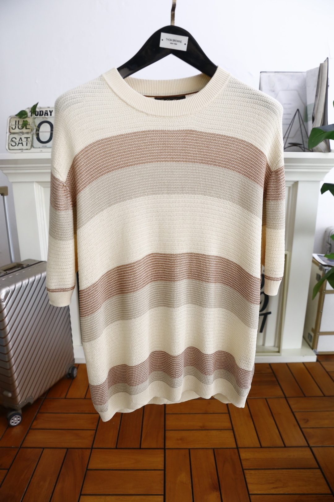 NO:456221,LP. New in summer!  Fashionable men's knitted striped short sleeves fashionable classic round neck design!  Luxurious classic brand element design!  High-end custom versatile styles that anyone can easily control with. Use top-quality comfortable and breathable fabrics!  It is very high-end and understandable. It must be purchased!  Soft, skin-friendly and breathable, and has a very crisp and drooping feeling. The upper body is fashionable and fashionable, and it is a must-have item for trendy men!  Counter size S-L, shipped the next day!  ,loro piana,T-shirt,alexander wang19860909LP. 夏季新品！时尚男士针织条纹短袖时尚经典圆领设计！奢华经典品牌元素设计！高级定制百搭款式 任何人都可以轻松驾驭 采用顶级舒适透气面料！非常显档次懂货的必须入！柔软亲肤透气 ,又有很好的挺括 垂感 上身时尚潮流色系,潮男必备单品！专柜尺码S-L,隔天出货！,,loro piana,T-shirt,alexander wang,Men's clothing