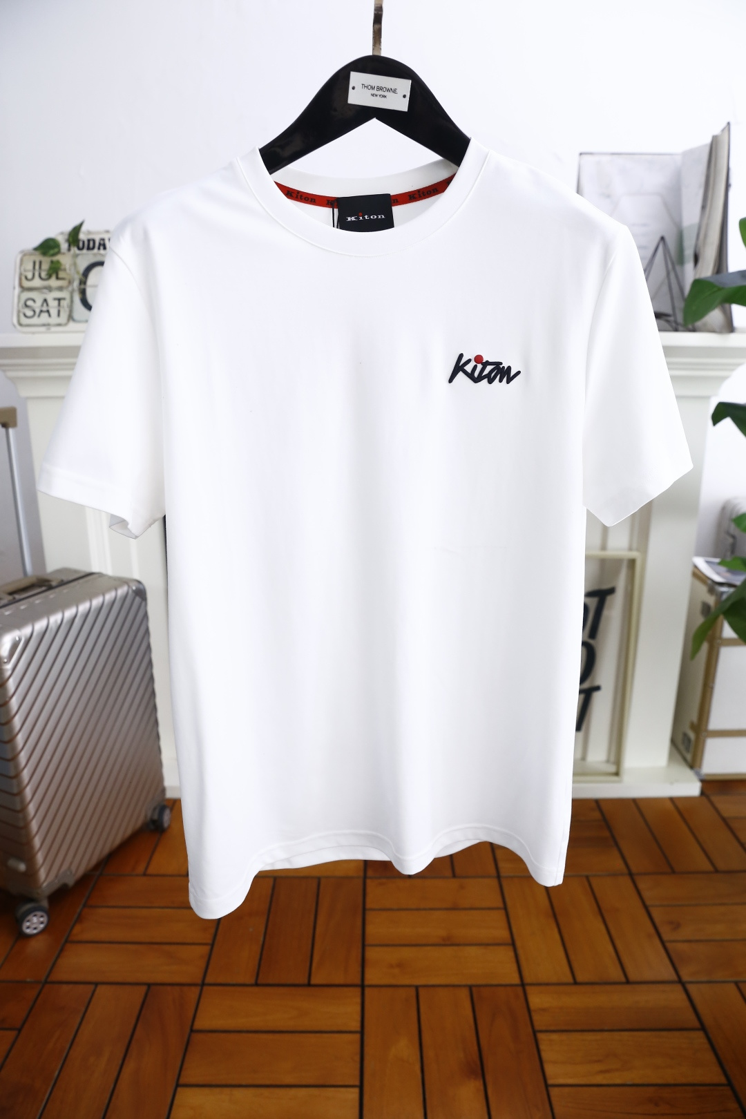 NO:456201,Kiton. New summer products for men's short-sleeved fashion classic round neck design!  Original letter LOGO design on the chest brand!  High-end custom versatile styles that anyone can easily control with. Use top-quality comfortable and breathable fabrics!  It is very high-end and understandable. It must be purchased!  Soft, skin-friendly and breathable, and has a very crisp and drooping feeling. The upper body is fashionable and fashionable, and it is a must-have item for trendy men!  Complete three standards!  Counter size M-3XL, shipped the next day!  ,T-shirt,alexander wang19860909kiton. 夏季新品男士短袖时尚经典圆领设计！胸前品牌原版字母LOGO设计！高级定制百搭款式 任何人都可以轻松驾驭 采用顶级舒适透气面料！非常显档次懂货的必须入！柔软亲肤透气 ,又有很好的挺括 垂感 上身时尚潮流色系,潮男必备单品！三标齐全！专柜尺码M-3XL,隔天出货！,,T-shirt,alexander wang,Men's clothing