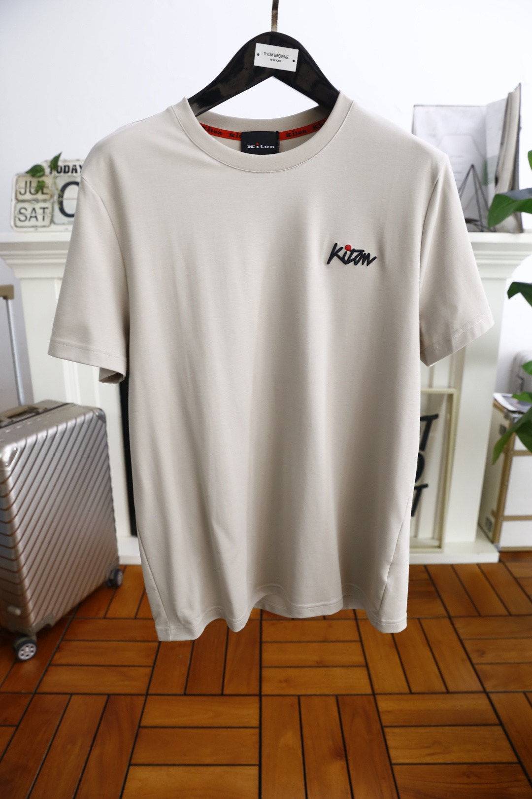 NO:458080,19860909kiton. 2025夏季新品男士短袖时尚经典圆领设计！胸前品牌原版字母LOGO设计！高级定制百搭款式 任何人都可以轻松驾驭 采用顶级舒适透气面料！非常显档次懂货的必须入！柔软亲肤透气 ,又有很好的挺括 垂感 上身时尚潮流色系,潮男必备单品！三标齐全！专柜尺码M-3XL,隔天出货！,,T-shirt,alexander wang,Men's clothing