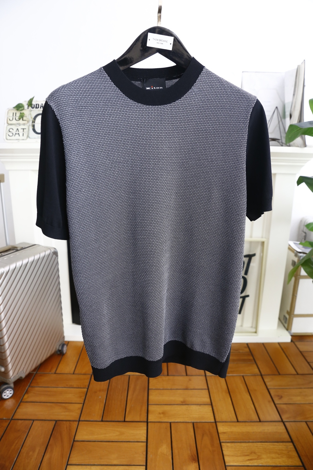 NO:456216,Kiton. New in summer!  Fashionable men's knitted short sleeves fashionable classic round neck design!  Luxurious classic brand element design!  High-end custom versatile styles that anyone can easily control with. Use top-quality comfortable and breathable fabrics!  It is very high-end and understandable. It must be purchased!  Soft, skin-friendly and breathable, and has a very crisp and drooping feeling. The upper body is fashionable and fashionable, and it is a must-have item for trendy men!  Counter size 48-56, shipped the next day!  ,T-shirt,alexander wang19860909kiton. 夏季新品！时尚男士针织短袖时尚经典圆领设计！奢华经典品牌元素设计！高级定制百搭款式 任何人都可以轻松驾驭 采用顶级舒适透气面料！非常显档次懂货的必须入！柔软亲肤透气 ,又有很好的挺括 垂感 上身时尚潮流色系,潮男必备单品！专柜尺码48-56,隔天出货！,,T-shirt,alexander wang,Men's clothing