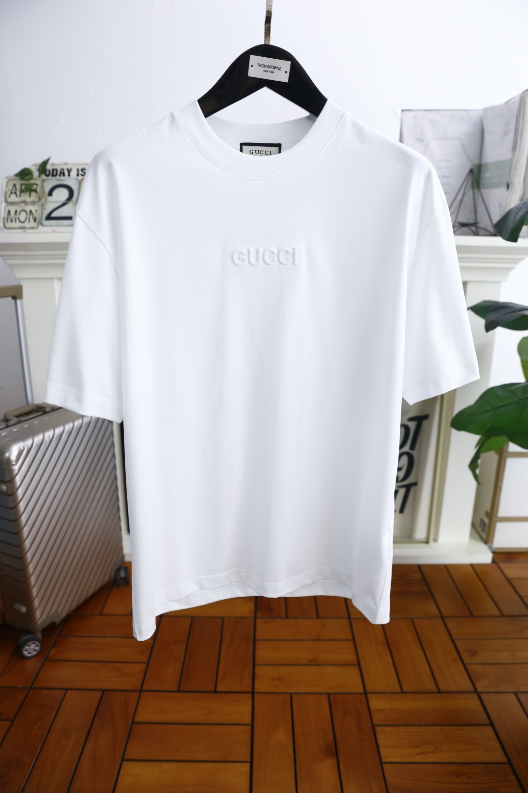 NO:458074,Gucci/Gu*ci. New 2025 summer model!  Fashionable and casual round neck short-sleeved fashion item design, more fashionable and comfortable, high-standard customization, very stylish upper body, luxurious classic brand letter LOGO pattern on the chest, customer-supplied auxiliary materials, customer-supplied imported high-end Yunduo cotton fabric with very delicate texture, exquisite details and exquisite craftsmanship, extremely shaping item, can be matched with any fashion, super good style, a must-have item for trendy men!  Complete three standards!  Counter code: S-3XL, shipped the next day!  ,gucci,T-shirt,alexander wang19860909古驰/Gu*ci. 2025夏季新款！时尚休闲圆领短袖时尚单品设计,更加时尚舒适,高标准定制,上身非常有型,胸前奢华经典品牌字母LOGO图案 客供辅料,客供进口高档云朵棉面料质感非常细腻,细节工艺精湛考究,塑造性极高的一款单品,任何时装都可以搭配,版型超级好 潮男必备单品！三标齐全！专柜码:S-3XL,隔天出货！,,gucci,T-shirt,alexander wang,Men's clothing