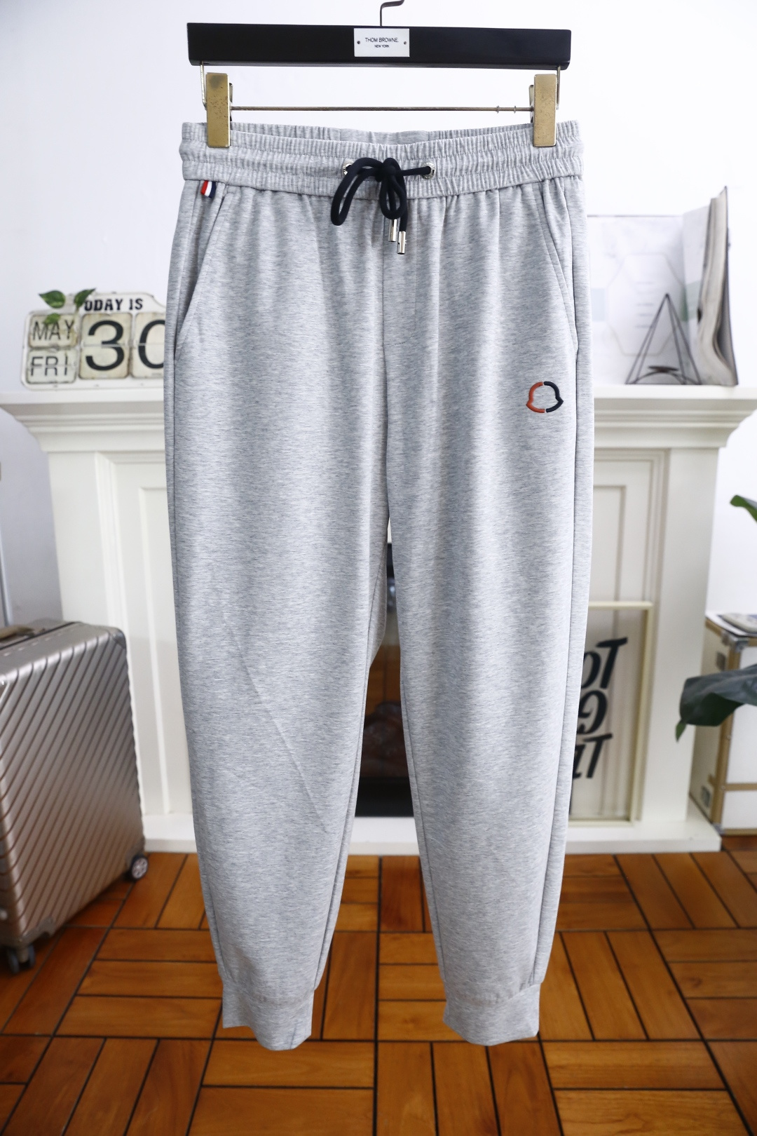 NO:458090,Mo*cler. 25 new summer fashion men's casual pants!  It uses imported comfortable and breathable fabrics, and the luxury brand's classic original LOGO design is casual and comfortable!  Elastic waist and close the casual combination without restraint!  The same product for overseas European counters, the upper body is fashionable and sporty, very low-key and luxurious!  The stitching of the turner is delicate and strong!  Perfect three-dimensional tailoring, highly recommend buying the product!  Complete three standards!  Counter size 48-56, shipped the next day!  ,Moncler,alexander wang19860909蒙口/Mo*cler. 25夏季新品时尚男士休闲裤！采用进口舒适透气面料,奢华品牌经典原版LOGO设计 上身随意舒服！松紧腰收口休闲搭配无束缚感！海外欧洲专柜同品,上身时尚运动显时尚,很低调且不失奢华品味！车工缝线细致而强悍！完美立体剪裁,强烈推荐购入货色！三标齐全！专柜尺码48-56,隔天出货！,,Moncler,alexander wang,Men's clothing