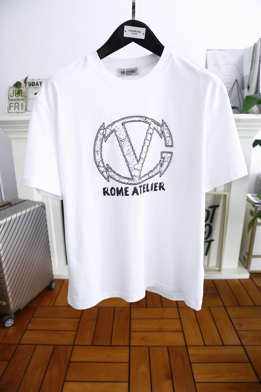 NO:456254,Valentino. New summer products for men's round neck, short sleeves, luxury classic brand custom LOGO logo marked with the upper body to experience the youthfulness and fashion sense brought by this design!  The overall style is fashionable and trendy, using comfortable European cotton fabric, soft, skin-friendly and breathable, and has a very crisp and drooping feeling. The upper body is fashionable and fashionable, and it is a must-have item for trendy men!  Counter size 48-56, shipped the next day!  , valentino, T-shirt,alexander wang19860909华伦天奴. 夏季新品男士圆领短袖奢华经典品牌定制LOGO标识标注上身就能体会这款设计带来的年轻与时尚感！整体时尚而有潮流,采用舒适欧洲棉面料 柔软亲肤透气 ,又有很好的挺括 垂感 上身时尚潮流色系,潮男必备单品！专柜尺码48-56,隔天出货！,,valentino,T-shirt,alexander wang,Men's clothing