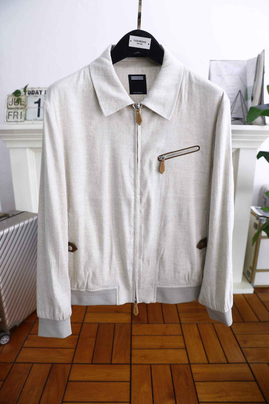 NO:456243,Jeni*/Ze*na. New summer style!  Fashionable classic lapel zipper jacket luxury classic element design!  Comfortable and breathable fabrics are made of excellent skin-friendly and exquisite craftsmanship, smooth lines, perfect match!  Easy to upgrade the sense of fashion, with high recognition, excellent upper body effect, extremely exquisite workmanship, neat and meticulous routes, and can be matched for business or daily leisure!  Counter Size S-4XL, shipped the next day!  ,zegna,jackets & coats,alexander wang19860909杰尼*/Ze*na. 夏季新款！时尚经典翻领拉链夹克奢华经典元素设计！采用舒适透气面料亲肤性极佳工艺精湛,线条流畅,完美搭配！轻松将时髦感进阶,有着高强辨识度,上身效果超赞,做工极为考究严谨,走线工整细致,商务抑或日常休闲均可搭配！专柜尺码 S-4XL,隔天出货！,,zegna,jackets & coats,alexander wang,Men's clothing