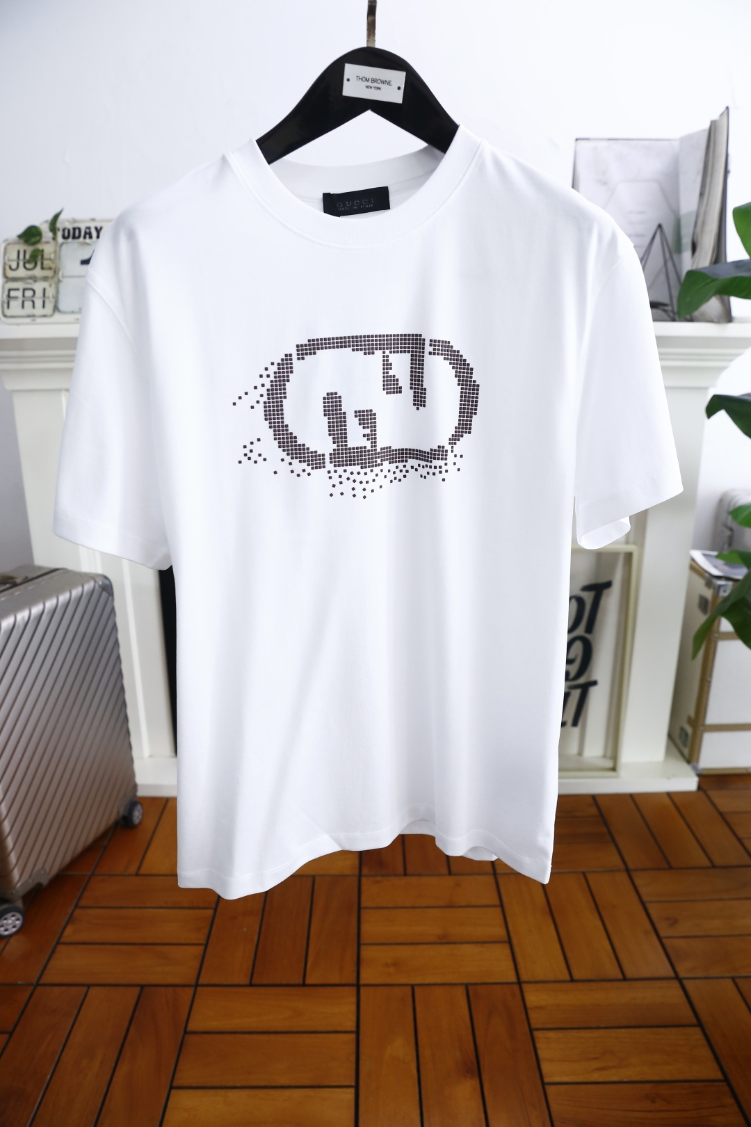 NO:456248,Ferragamo. New summer products for men's short-sleeved fashion classic round neck design!  High-end custom versatile styles. Classic brand element designs can be easily controlled by anyone. Use top-quality comfortable and breathable fabrics!  It is very high-end and understandable. It must be purchased!  Soft, skin-friendly and breathable, and has a very crisp and drooping feeling. The upper body is fashionable and fashionable, and it is a must-have item for trendy men!  Counter size L-3XL, shipped the next day!  , ferragamo, T-shirt,alexander wang19860909菲拉格慕. 夏季新品男士短袖时尚经典圆领设计！高级定制百搭款式 经典品牌元素设计任何人都可以轻松驾驭 采用顶级舒适透气面料！非常显档次懂货的必须入！柔软亲肤透气 ,又有很好的挺括 垂感 上身时尚潮流色系,潮男必备单品！专柜尺码L-3XL,隔天出货！,,ferragamo,T-shirt,alexander wang,Men's clothing