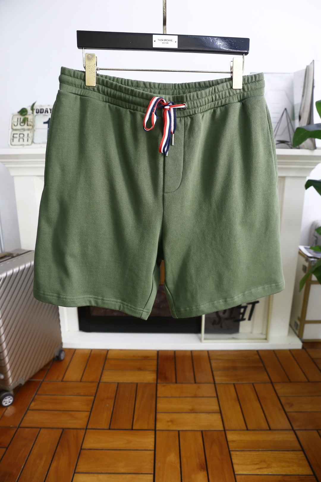 NO:456240,Monc*er. New fashion casual shorts for men in summer!  Classic and versatile styles, no too much decoration, main fabric and style, elastic waist, insert pockets on both sides of the luxury classic brand logo as the highlight of details. The fabric is made of top-quality comfortable fabric, moderate thickness, skin-friendly on the upper body, breathable, and has a good sense of crispness. Orders of the full quality!  Counter size 48-56, shipped the next day!  , Moncler, shorts, alexander wang19860909蒙口/Monc*er. 夏季男士新品时尚休闲短裤！经典百搭的款式 没有过多的装饰 主打面料与版型 松紧腰两侧插袋设计奢华经典品牌LOGO作为细节亮点 面料采用顶级舒适面料,厚度适中,上身亲肤 透气,能有很好的挺括感 全品相的订单！专柜尺码48-56,隔天出货！,,Moncler,shorts,alexander wang,Men's clothing