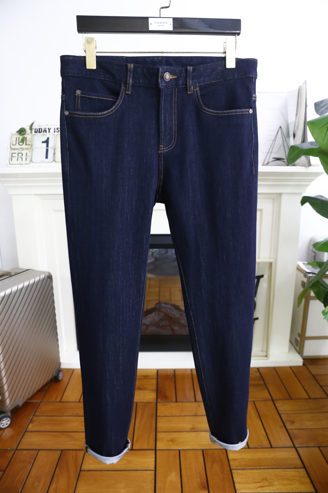 NO:456236,LP. New summer original single high-end men's dark versatile jeans!  Luxury classic brand LOGO accessories, hot-selling models for counters, very comfortable to wear, low-key and luxurious, very classy when worn, no need to say much about the trouser style and cutting. The upper body is exquisite and vivid, high-end and top-grade material. The selection of real palace-grade denim. High-end top-washed denim fabric, excellent quality, and heavy washing makes the pants very soft!  Not picky about people, the upper body is absolutely stylish and extremely luxurious. Counter size 30-38, no 35/37!  Shipping the next day!  loro piana jeans alexander wang19860909LP. 夏季新品原单高端男士深色百搭牛仔裤！奢华经典品牌LOGO配饰 专柜热销款 身穿着非常舒适 低调不失奢华 穿出去非常有档次 裤型款式和裁剪亦无需多言 上身精致跃然高档一等一顶级质料 真正殿堂级的牛仔布选用 高档顶级洗水牛仔面料,品质卓然,经过重水洗使得裤子很柔软！不挑人 上身绝对的有型 极度奢华. 专柜尺码 30-38,无35/37！隔天出货！,,loro piana,jeans,alexander wang,Men's clothing