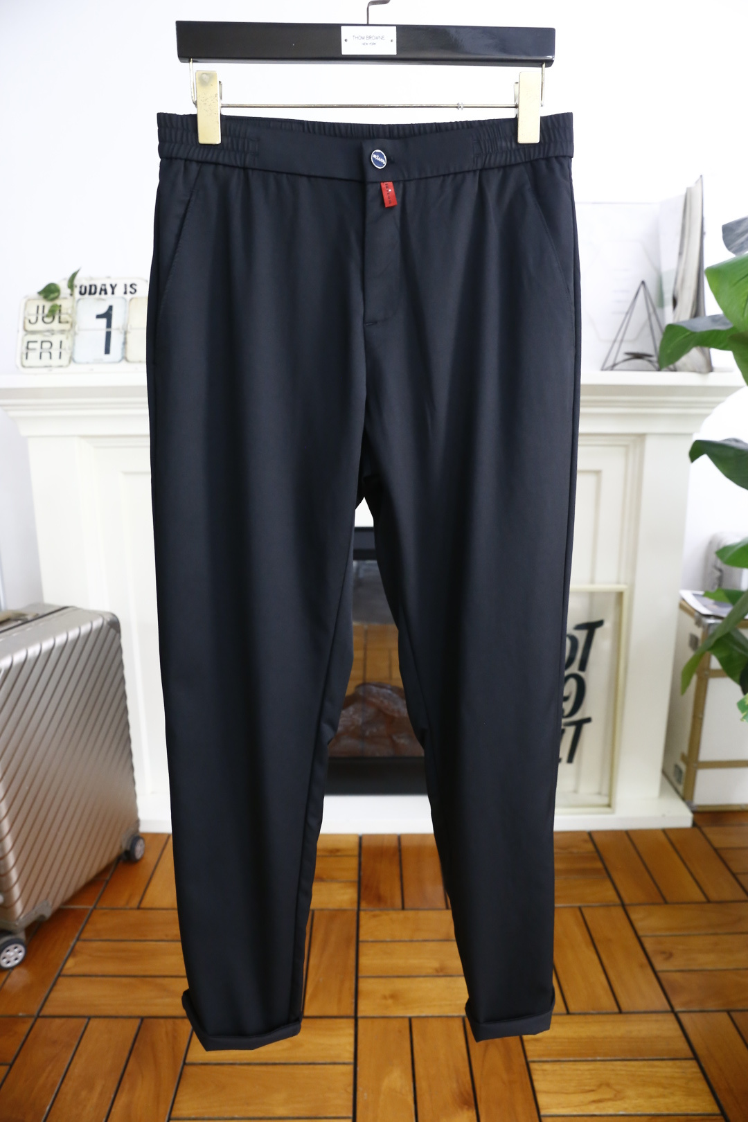 NO:456231,Kiton. 25 new summer fashion men's thin casual pants!  Classic two-side pocket design!  It uses imported comfortable and breathable cotton fabric, luxurious classic original letter LOGO design, and the upper body is casual and comfortable!  Elastic waist and small feet with no restraint!  The same product for overseas European counters, the upper body is fashionable and sporty, very low-key and luxurious!  The stitching of the turner is delicate and strong!  Perfect three-dimensional tailoring, highly recommend buying the product!  Counter size 30-38, no 35/37!  Shipping the next day!  ,alexander wang19860909kiton. 25夏季新品时尚男士薄款休闲裤！经典两侧插袋设计！采用进口舒适透气棉面料,奢华经典原版字母LOGO设计 上身随意舒服！松紧腰小脚搭配无束缚感！海外欧洲专柜同品,上身时尚运动显时尚,很低调且不失奢华品味！车工缝线细致而强悍！完美立体剪裁,强烈推荐购入货色！专柜尺码30-38,无35/37！隔天出货！,,alexander wang,Men's clothing