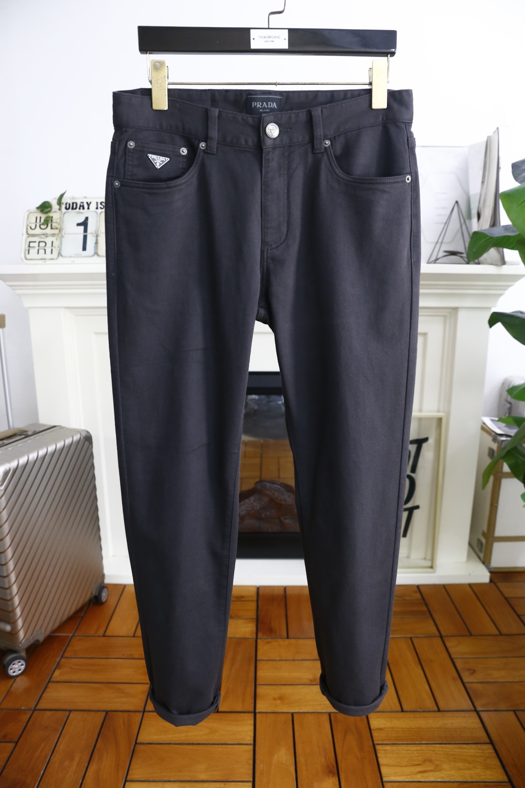 NO:456226,Pula*/Pr*da. New summer fashion products for men's casual pants!  Use comfortable and breathable fabric, luxurious classic brand original triangle letter LOGO design, the upper body is casual and comfortable!  No sense of restraint!  The same product for overseas European counters, the upper body is fashionable and sporty, very low-key and luxurious!  The stitching of the turner is delicate and strong!  Perfect three-dimensional tailoring, highly recommend buying the product!  Counter size: 30-38, no 35/37!  Shipping the next day!  ,prada,alexander wang19860909普拉*/Pr*da. 夏季时尚新品男士休闲裤！采用舒适透气面料,奢华经典品牌原版三角标字母LOGO设计 上身随意舒服！无束缚感！海外欧洲专柜同品,上身时尚运动显时尚,很低调且不失奢华品味！车工缝线细致而强悍！完美立体剪裁,强烈推荐购入货色！专柜尺码:30-38,无35/37！隔天出货！,,prada,alexander wang,Men's clothing