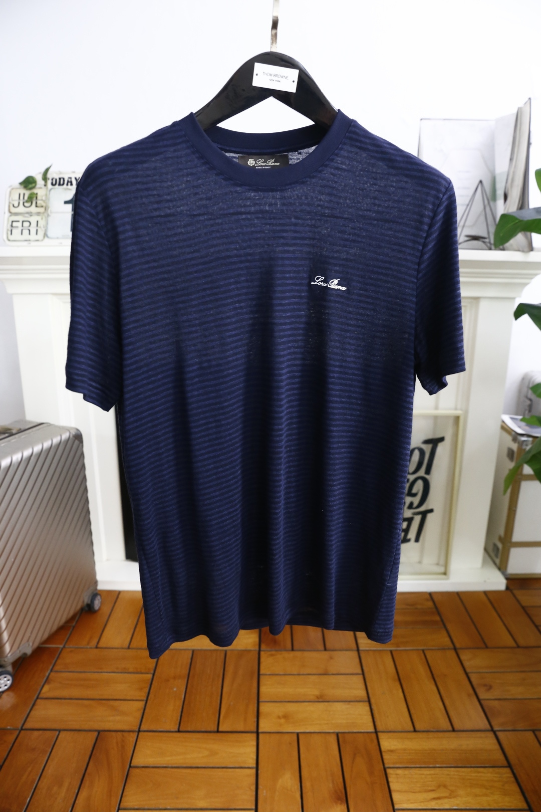 NO:456274,LP. New summer products for men's short-sleeved fashion classic round neck design!  Original letter LOGO design on the chest brand!  High-end custom versatile styles that anyone can easily control with. Use top-quality comfortable and breathable fabrics!  It is very high-end and understandable. It must be purchased!  Soft, skin-friendly and breathable, and has a very crisp and drooping feeling. The upper body is fashionable and fashionable, and it is a must-have item for trendy men!  Complete three standards!  Counter size M-3XL, shipped the next day!  ,loro piana,T-shirt,alexander wang19860909LP. 夏季新品男士短袖时尚经典圆领设计！胸前品牌原版字母LOGO设计！高级定制百搭款式 任何人都可以轻松驾驭 采用顶级舒适透气面料！非常显档次懂货的必须入！柔软亲肤透气 ,又有很好的挺括 垂感 上身时尚潮流色系,潮男必备单品！三标齐全！专柜尺码M-3XL,隔天出货！,,loro piana,T-shirt,alexander wang,Men's clothing