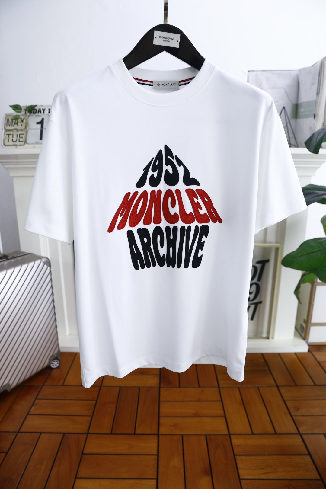 NO:456269,Mo*cler. New summer original single men's casual round neck short-sleeved T-shirt!  Luxurious classic brand original letter LOGO design!  High-end customization, high-version, fashionable and versatile!  It is made of comfortable double-sided silk cotton fabric, which feels super soft and delicate, and is comfortable to wear. High-end boutique. The fine OEM factory makes it very good. Men's must-have items. Complete three standards!  Size 48-56, shipped the next day!  ,Moncler,T-shirt,tees,t-shirt,alexander wang19860909蒙口/Mo*cler. 夏季新款原单男士休闲圆领短袖T恤！奢华经典品牌原版字母LOGO设计！高端定制 高版本 时尚百搭爆款！采用舒适双面丝柔棉面料手感超柔软细腻 穿着亲肤舒适 高端精品 代工厂精细做上身非常赞 男士必备单品 三标齐全！尺码48-56,隔天出货！,,Moncler,T-shirt,tees，t-shirt,alexander wang,Men's clothing