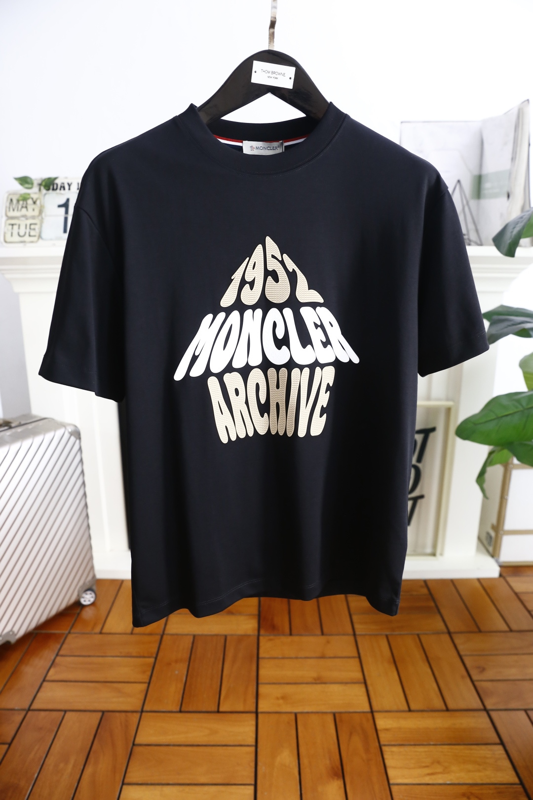 NO:456264,Mon*ler. New summer original single men's casual round neck short-sleeved T-shirt!  Luxurious classic brand original letter LOGO design!  High-end customization, high-version, fashionable and versatile!  It is made of comfortable double-sided silk cotton fabric, which feels super soft and delicate, and is comfortable to wear. High-end boutique. The fine OEM factory makes it very good. Men's must-have items. Complete three standards!  Size 48-56, shipped the next day!  ,Moncler,T-shirt,tees,t-shirt,alexander wang19860909蒙口/Mon*ler. 夏季新款原单男士休闲圆领短袖T恤！奢华经典品牌原版字母LOGO设计！高端定制 高版本 时尚百搭爆款！采用舒适双面丝柔棉面料手感超柔软细腻 穿着亲肤舒适 高端精品 代工厂精细做上身非常赞 男士必备单品 三标齐全！尺码48-56,隔天出货！,,Moncler,T-shirt,tees，t-shirt,alexander wang,Men's clothing