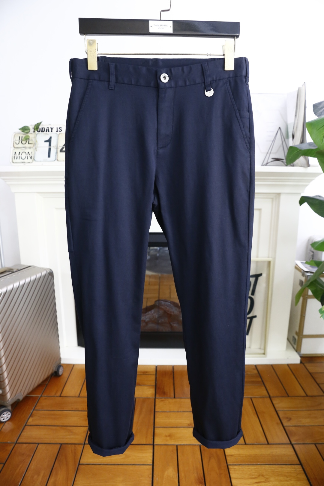 NO:456256,Burb*rry. New summer fashion products for men's casual pants!  Use comfortable and breathable fabric, luxurious and classic brand original LOGO design, the upper body is casual and comfortable!  No sense of restraint!  The same product for overseas European counters, the upper body is fashionable and sporty, very low-key and luxurious!  The stitching of the turner is delicate and strong!  Perfect three-dimensional tailoring, highly recommend buying the product!  Counter size: 30-38, no 35/37!  Shipping the next day!  ,burberry,burberry,alexander wang19860909巴宝丽/Burb*rry. 夏季时尚新品男士休闲裤！采用舒适透气面料,奢华经典品牌原版LOGO设计 上身随意舒服！无束缚感！海外欧洲专柜同品,上身时尚运动显时尚,很低调且不失奢华品味！车工缝线细致而强悍！完美立体剪裁,强烈推荐购入货色！专柜尺码:30-38,无35/37！隔天出货！,,burberry,burberry,alexander wang,Men's clothing