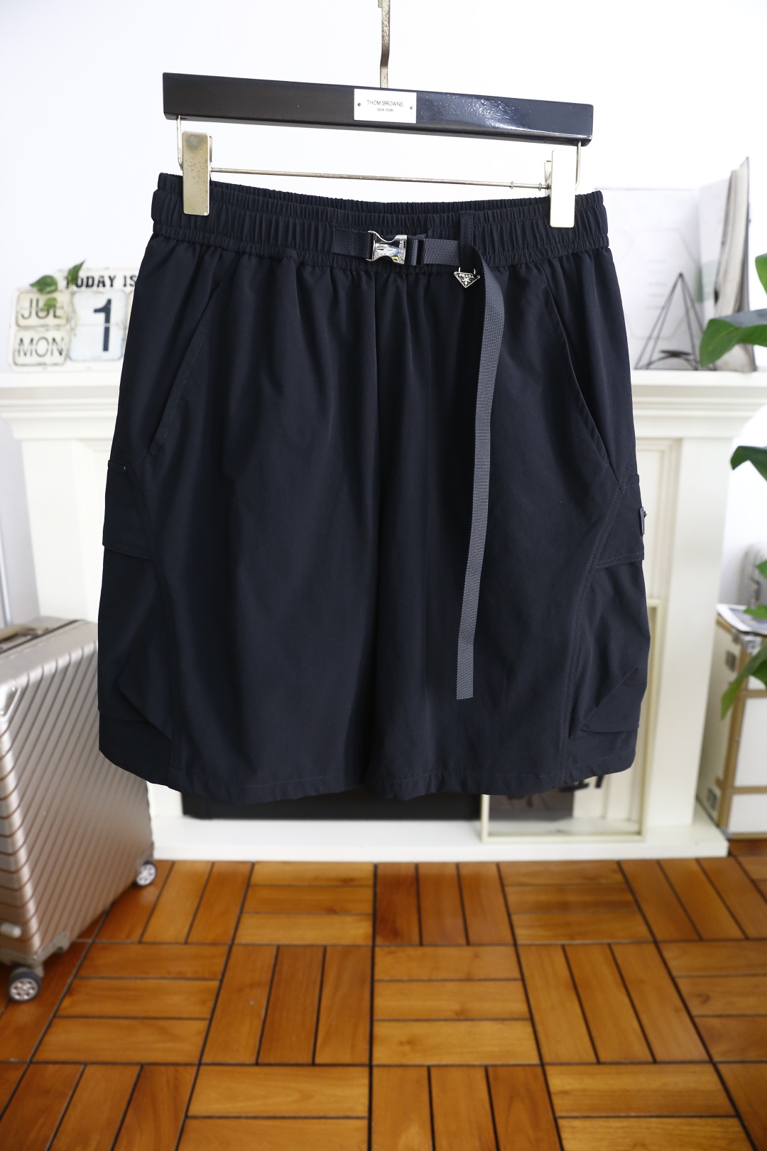 NO:456277,Pula*/Pr*da.ss Summer New Product Men's Shorts Luxury Classic Brand Logo Design with Comfortable Quick-Drying Fabric!  Share taste and value. It is very comfortable to wear, low-key and luxurious. It is very classy when worn. There is no need to say much about the trouser style and cutting. The upper body is exquisite and vivid. It is truly first-class and top-quality. It is a real palace-level casual shorts. The upper body is absolutely stylish and extremely luxurious. It is full of personality, atmospheric and versatile. It is a must-have when going out!  Size M-2XL, shipped the next day!  ,,prada,shorts,alexander wang19860909普拉*/Pr*da. ss夏季新品男士短裤奢华经典品牌logo设计 采用舒适速干面料！品味与价值共享 身穿着非常舒适 低调不失奢华 穿出去非常有档次 裤型款式和裁剪亦无需多言 上身精致跃然.真正一等一顶级质料 真正殿堂级的休闲短裤 上身绝对的有型 极度奢华 个性十足,大气且百搭,出街必备！尺码M-2XL,隔天出货！,,prada,shorts,alexander wang,Men's clothing