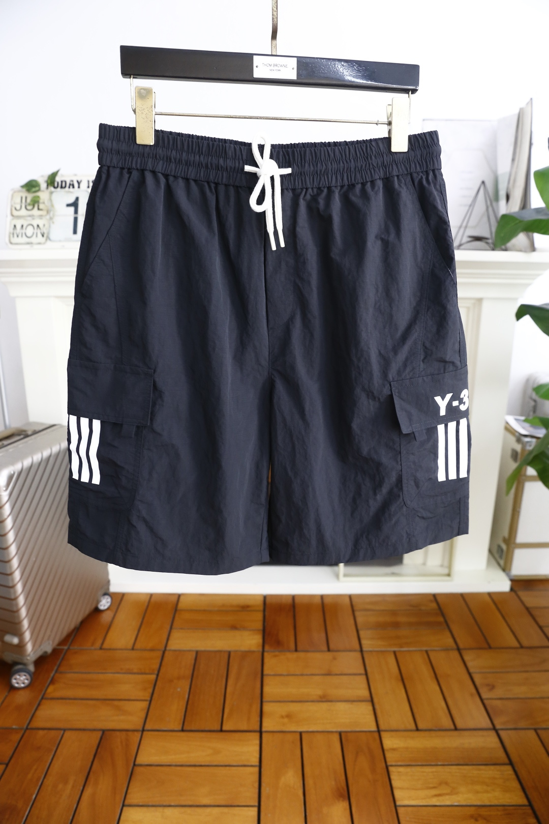 NO:456266,Y-3/Yamamoto Yoshi.ss Summer New Product Men's Shorts Luxury Classic Brand Letter Logo Design with Comfortable Quick-Drying Fabric!  Share taste and value. It is very comfortable to wear, low-key and luxurious. It is very classy when worn. There is no need to say much about the pants style and cutting. The upper body is exquisite and vivid. It is truly first-class and top-quality. The real palace-level casual shorts. The upper body is absolutely stylish and extremely luxurious. It is full of personality, atmospheric and versatile. It is a must-have when going out!  Size M-2XL, shipped the next day!  ,,shorts,alexander wang19860909Y-3/山本耀司. ss夏季新品男士短裤奢华经典品牌字母logo设计 采用舒适速干面料！品味与价值共享 身穿着非常舒适 低调不失奢华 穿出去非常有档次 裤型款式和裁剪亦无需多言 上身精致跃然.真正一等一顶级质料 真正殿堂级的休闲短裤 上身绝对的有型 极度奢华 个性十足,大气且百搭,出街必备！尺码M-2XL,隔天出货！,,shorts,alexander wang,Men's clothing