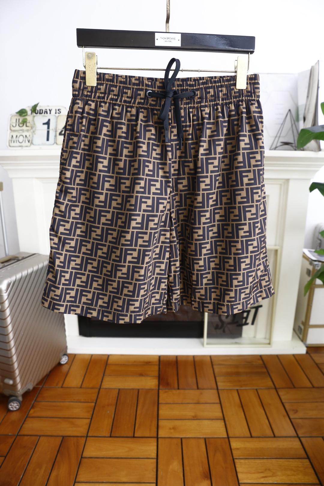 NO:456261,Fendi/Fe*di.ss Summer new product men's original single shorts fashionable casual beach pants luxury classic brand logo design using comfortable quick-drying fabric!  Share taste and value. It is very comfortable to wear, low-key and luxurious. It is very classy when worn. There is no need to say much about the trouser style and cutting. The upper body is exquisite and vivid. It is truly first-class and top-quality. It is a real palace-level casual shorts. The upper body is absolutely stylish and extremely luxurious. It is full of personality, atmospheric and versatile. It is a must-have when going out!  Size S-XL, shipped the next day!  ,fendi,shorts,alexander wang19860909芬迪/Fe*di. ss夏季新品男士原单短裤时尚休闲沙滩裤奢华经典品牌logo设计 采用舒适速干面料！品味与价值共享 身穿着非常舒适 低调不失奢华 穿出去非常有档次 裤型款式和裁剪亦无需多言 上身精致跃然.真正一等一顶级质料 真正殿堂级的休闲短裤 上身绝对的有型 极度奢华 个性十足,大气且百搭,出街必备！尺码S-XL,隔天出货！,,fendi,shorts,alexander wang,Men's clothing