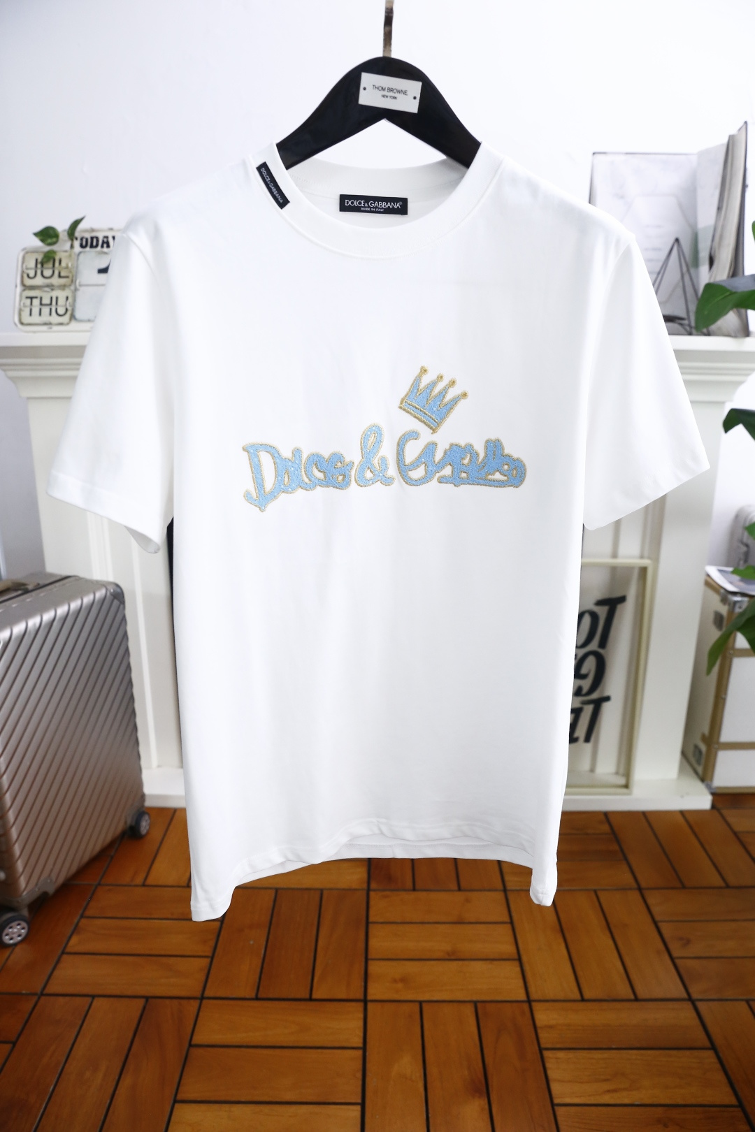 NO:456252,Dolce & Gabbana. The new summer products of men's round neck short-sleeved luxury brand classic letters LOGO logos on the upper body can experience the youthfulness and fashion sense brought by this design!  The overall style is fashionable and trendy, using comfortable and breathable cotton fabric, soft, skin-friendly and breathable, and has a very crisp and crisp drooping feeling. The upper body is fashionable and fashionable colors, a must-have item for trendy men!  Counter size S-2XL, shipped the next day!  ,Dolce & Gabbana,Dolce & Gabbana,T-shirt,alexander wang19860909杜嘉班纳/Dolce & Gabbana. 夏季新品男士圆领短袖奢华品牌经典字母LOGO标识标注上身就能体会这款设计带来的年轻与时尚感！整体时尚而有潮流,采用舒适透气棉面料 柔软亲肤透气 ,又有很好的挺括 垂感 上身时尚潮流色系,潮男必备单品！专柜尺码S-2XL,隔天出货！,,Dolce&Gabbana,Dolce&Gabbana,T-shirt,alexander wang,Men's clothing