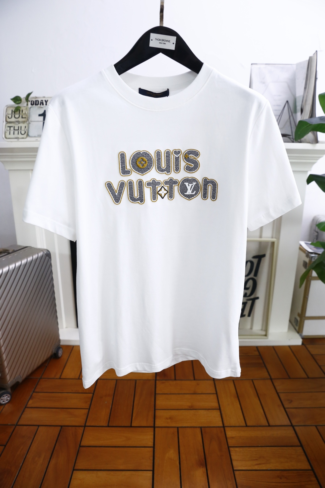 NO:456247,Louis Vuit*/Louis Vuit*on. New summer original single men's casual round neck short-sleeved T-shirt!  Luxurious classic brand original letter LOGO design!  High-end customization, high-version, fashionable and versatile!  It is made of comfortable and breathable cotton fabric, which feels super soft and delicate, and is comfortable to wear. High-end boutique. The fine OEM factory makes it very good. Men's must-have items. Complete three standards!  Size S-2XL, shipped the next day!  ,,louis vuitton,louis vuitton,T-shirt,tees,t-shirt,alexander wang19860909路易威*/Louis Vuit*on. 夏季新款原单男士休闲圆领短袖T恤！奢华经典品牌原版字母LOGO设计！高端定制 高版本 时尚百搭爆款！采用舒适透气棉面料手感超柔软细腻 穿着亲肤舒适 高端精品 代工厂精细做上身非常赞 男士必备单品 三标齐全！尺码S-2XL,隔天出货！,,louis vuitton,louis vuitton,T-shirt,tees，t-shirt,alexander wang,Men's clothing