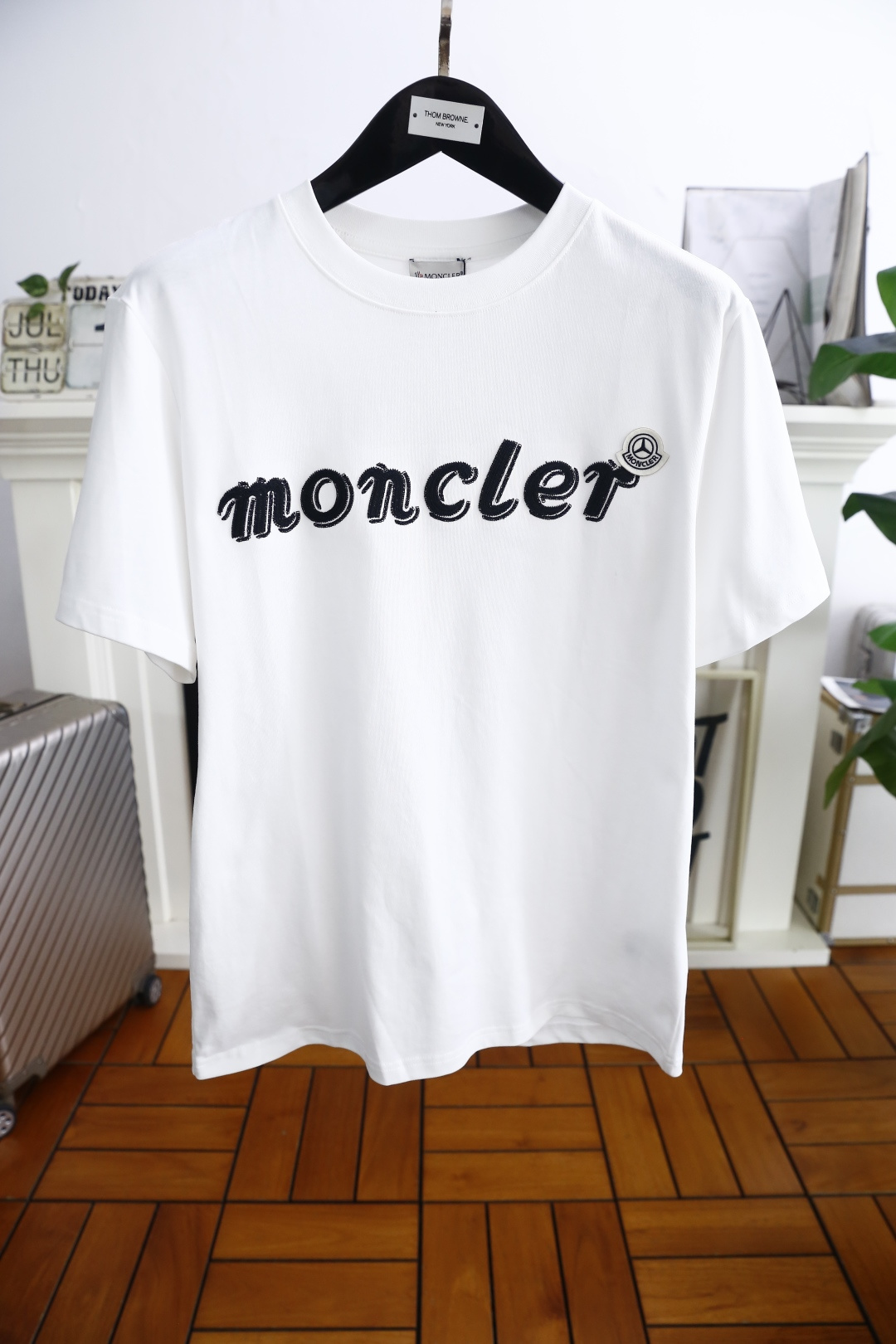 NO:456262,Monc*er. New summer style!  Fashionable original single men's round neck short sleeve luxury classic brand original letter LOGO design!  High-end customization, high-version, fashionable and versatile!  The European cotton fabric is made of comfortable and customized, and it feels super soft and delicate, and it is comfortable to wear. It is high-end boutique. The fine OEM factory makes it very good. It is a must-have item for men!  Size S-2XL, shipped the next day!  , Moncler, T-shirt, alexander wang19860909蒙口/Monc*er. 夏季新款！时尚原单男士圆领短袖奢华经典品牌原版字母LOGO设计！高端定制 高版本 时尚百搭爆款！采用舒适定制欧洲棉面料手感超柔软细腻 穿着亲肤舒适 高端精品 代工厂精细做上身非常赞 男士必备单品！尺码S-2XL,隔天出货！,,Moncler,T-shirt,alexander wang,Men's clothing
