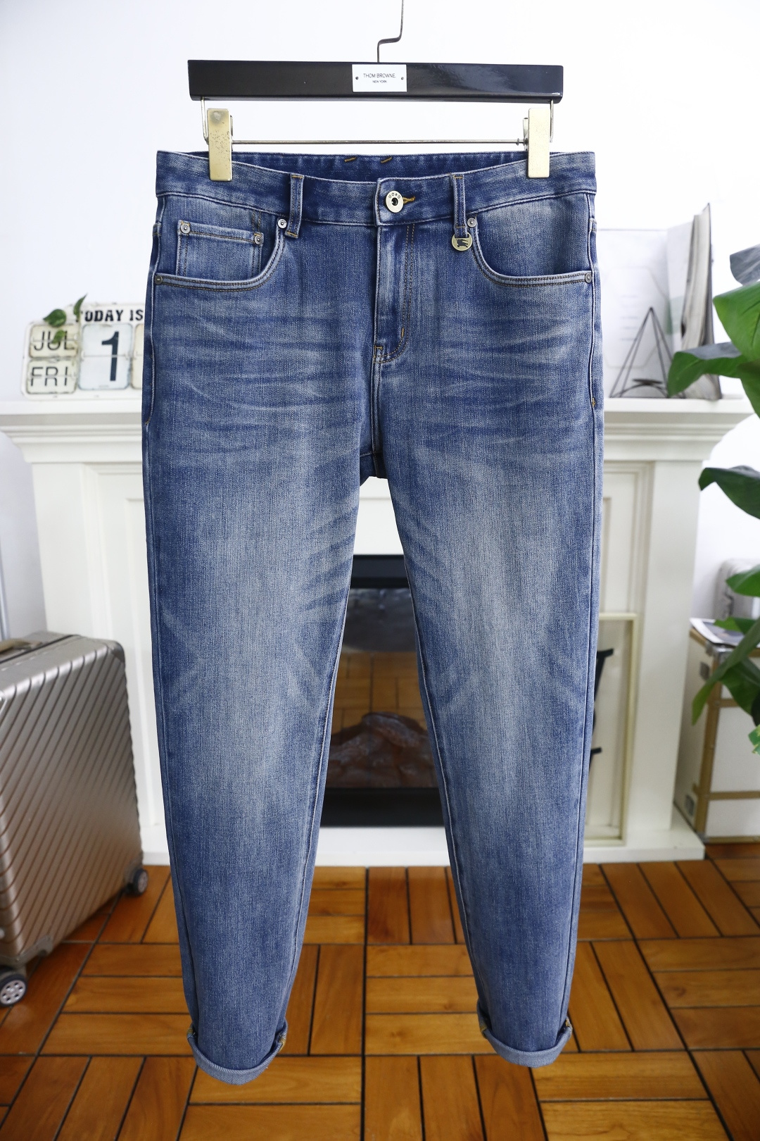 NO:456251,Burpberry/Bur*erry. New summer products!  Fashionable men's summer thin jeans are made of customer-supplied wash stretch jeans!  The luxury classic brand Zhanma Logo logo highlights the brand characteristics, and fashion trends have therefore become one of the biggest selling points and are extremely cost-effective. There is no confusion or trouble of color conflict. Such a rich high-end jeans are absolutely fashionable, casual and versatile!  A must-have for trendy men!  Counter size 30-38, shipped the next day!  ,burberry,burberry,jeans,alexander wang19860909巴宝丽/Bur*erry. 夏季新品！时尚男士夏季薄款牛仔裤采用客供水洗弹力牛仔裤！奢华经典品牌战马Logo标志彰显品牌特征,时尚潮流因此已成为最大卖点之一而性价比又极高,没有颜色冲突的困惑或困扰,这么一款丰富内练高端牛仔裤,绝对时尚休闲百搭款！潮男必备！专柜尺码30-38,隔天出货！,,burberry,burberry,jeans,alexander wang,Men's clothing