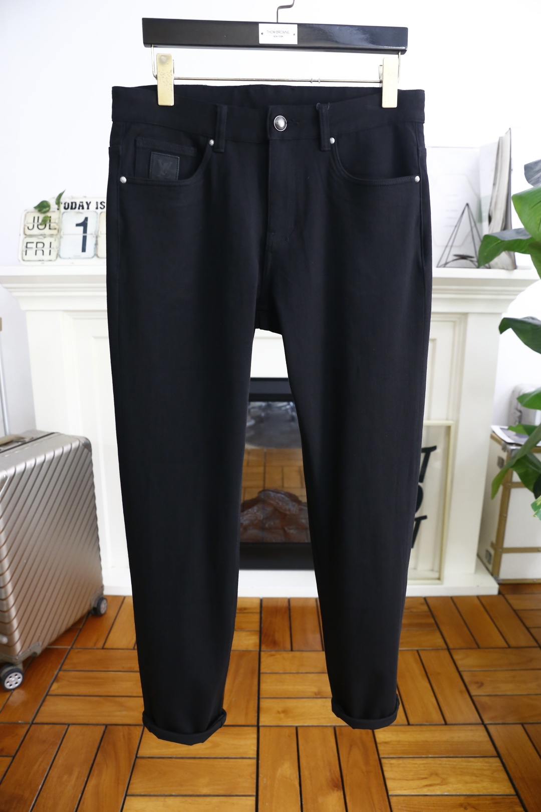 NO:456245,Louis Vuit*/Louis Vuit*on. 25 new summer high-end men's casual jeans!  Luxury and classic brand LOGO accessories are very comfortable to wear, low-key and luxurious, very classy when worn, and there is no need to say much about the trouser style and cutting. The upper body is exquisite and vivid, high-end and top-quality materials. The selection of truly palace-grade denim is made of comfortable custom-washed denim fabric, with excellent quality, and heavy washing makes the pants very soft!  Not picky about people, the upper body is absolutely stylish and extremely luxurious. Counter size 30-38, shipped the next day!  ,,louis vuitton,louis vuitton,jeans,alexander wang19860909路易威*/Louis Vuit*on. 25夏季新品高端男士休闲牛仔裤！奢华经典品牌LOGO配饰 身穿着非常舒适 低调不失奢华 穿出去非常有档次 裤型款式和裁剪亦无需多言 上身精致跃然高档一等一顶级质料 真正殿堂级的牛仔布选用 采用舒适定制洗水牛仔布面料,品质卓然,经过重水洗使得裤子很柔软！不挑人 上身绝对的有型 极度奢华. 专柜尺码 30-38,隔天出货！,,louis vuitton,louis vuitton,jeans,alexander wang,Men's clothing