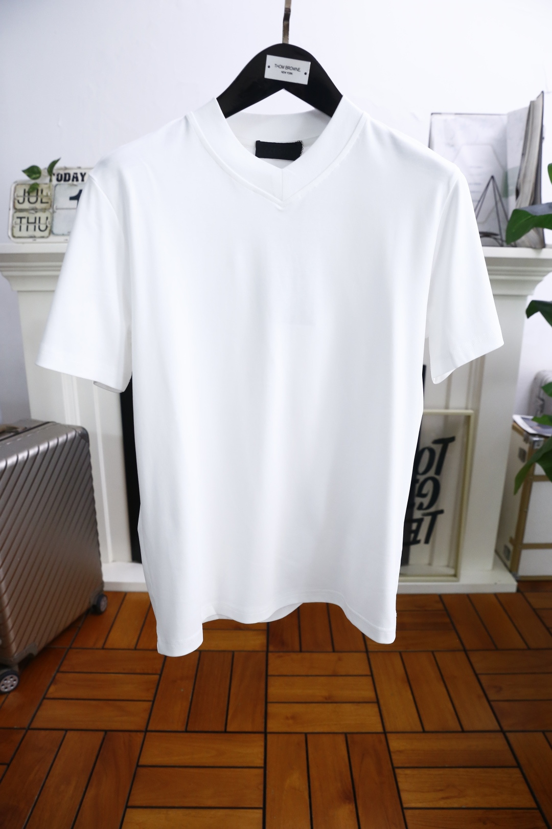 NO:456276,Jenia. 25ss summer new fashion V-neck short-sleeved T-shirt with comfortable breathable cotton fabric exquisite neckline, unique and cool, luxurious classic clean version design!  Versatile temperament Adhering to the traditional fashion charm of big brands, the unique line design exudes a strong British style, and is very modern and inherits traditional concepts. The precious fabric is smoother, the feel is soft, comfortable and breathable, exquisite craftsmanship, three-dimensional tailoring style brings texture enjoyment. Counter size S-3XL, shipped the next day!  ,zegna,T-shirt,tees,t-shirt,alexander wang19860909杰尼亚. 25ss夏季新品时尚V领短袖T恤 采用舒适透气棉面料精湛领口 独特又清凉 奢华经典净版设计！百搭气质 秉承大牌的传统时尚魅力独有的线条设计散发着浓郁的英伦风情,极具现代感亦承袭了传统理念.珍贵面料更加光滑,手感柔顺舒适透气 精湛工艺,立体剪裁风格带来质感享受.专柜尺码S-3XL,隔天出货！,,zegna,T-shirt,tees，t-shirt,alexander wang,Men's clothing