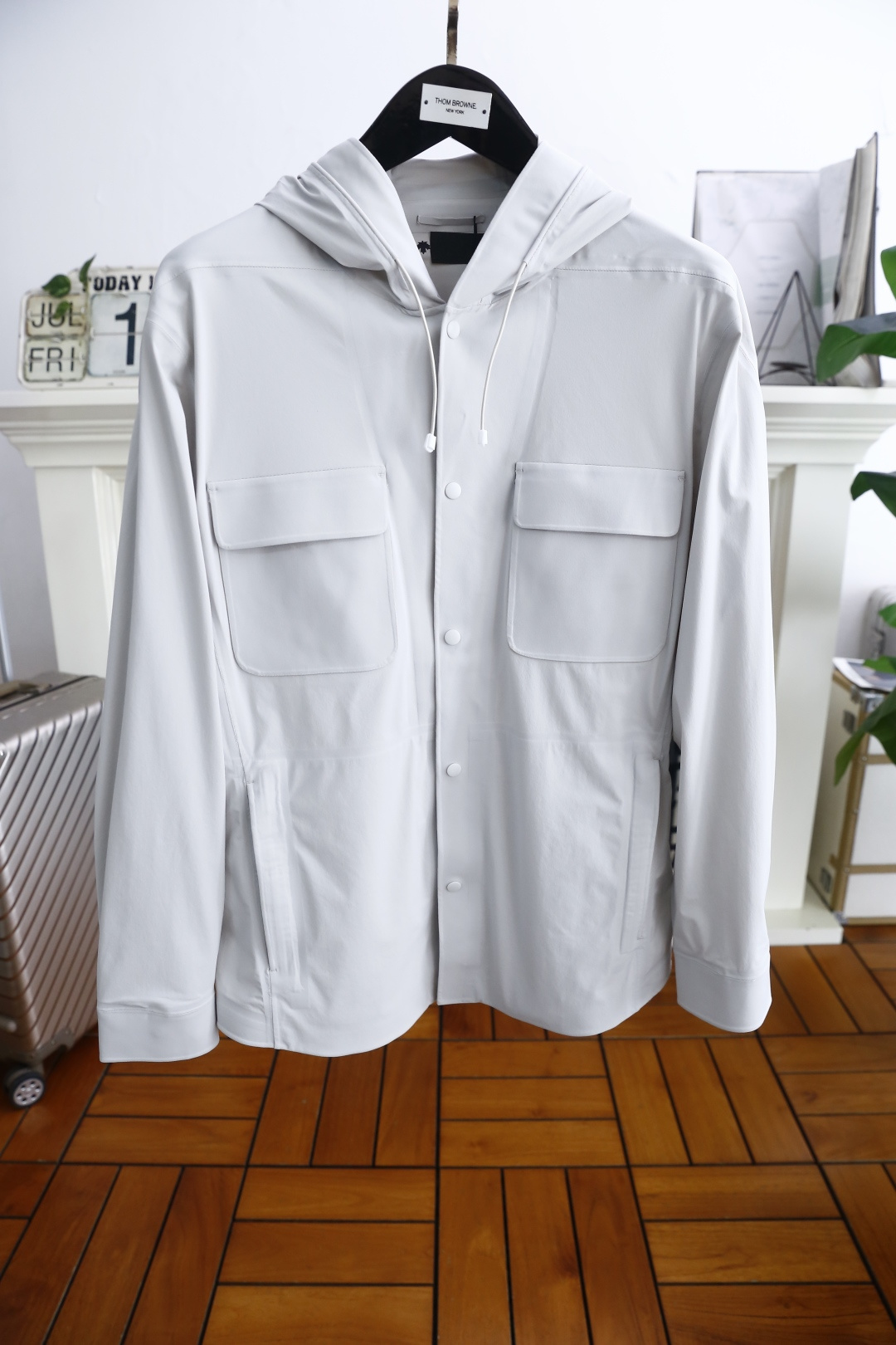 NO:456325,Jenia. New thin hooded jacket for men in summer fashion!  Comfortable and versatile, extremely popular item!  The brand elements of luxury classic products are made of comfortable and breathable fabrics, with a high-quality texture, exquisite and exquisite detailing and exquisite auxiliary materials. The auxiliary materials are all supplied by foreign merchants. It is a single item with extremely high shaping. The shape on the street is absolutely eye-catching, and it is an excellent equipment that can be selected from thousands of people!  Counter size S-4XL, shipped the next day!  ,zegna,jackets & coats,hats,alexander wang19860909杰尼亚. 夏季时尚男士新品薄款连帽夹克！舒适百搭,人气极高的一款单品！奢华经典品品牌元素搭配采用舒适透气面料高克重材质,质感非常细腻,细节工艺精湛考究,辅料皆为外商客供,塑造性极高的一款单品,出街造型绝对招眼吸睛,万里挑一的绝佳装备！专柜尺码S-4XL,隔天出货！,,zegna,jackets & coats,hats,alexander wang,Men's clothing