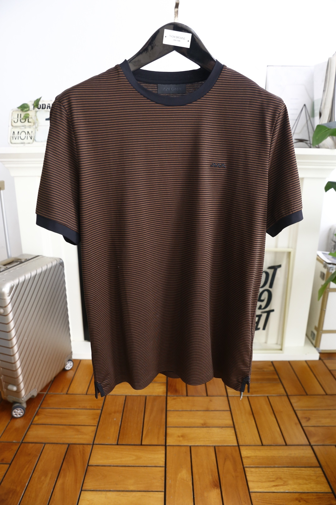 NO:505294,Zenia/Ze*na. 2025 summer new product for men's striped short-sleeved fashion classic pullover design!  High-end custom versatile styles that anyone can easily control. Use high-end, comfortable and breathable fabrics!  Luxury classic elements LOGO design, which is very high-end and must be entered if you understand the goods!  The style and tailoring are slim styles, which are very exquisite, showing aura and highlighting the exquisiteness of business men. This is the unique feature, the right slim fit, and the upper body effect is very good!  Counter size M-4XL, shipped the next day!  ,zegna,T-shirt,alexander wang19860909杰尼亚/Ze*na. 2025夏季新品男士条纹短袖时尚经典套头设计！高级定制百搭款式 任何人都可以轻松驾驭 采用高档舒适透气面料！奢华经典元素LOGO设计,非常显档次懂货的必须入！版型剪裁属于修身款 非常精致,显气场,又会凸显商务男士的精致,这就是独到之处,恰到好处的修身,上身效果非常赞！专柜尺码M-4XL,隔天出货！,,zegna,T-shirt,alexander wang,Men's clothing