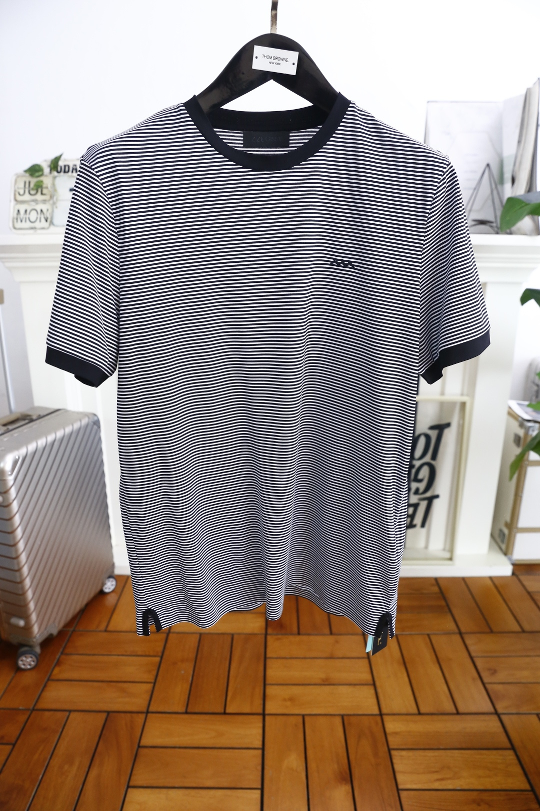 NO:457810,Zenia/Ze*na. 2025 summer new product for men's striped short-sleeved fashion classic pullover design!  High-end custom versatile styles that anyone can easily control. Use high-end, comfortable and breathable fabrics!  Luxury classic elements LOGO design, which is very high-end and must be entered if you understand the goods!  The style and tailoring are slim styles, which are very exquisite, showing aura and highlighting the exquisiteness of business men. This is the unique feature, the right slim fit, and the upper body effect is very good!  Counter size M-4XL, shipped the next day!  ,zegna,T-shirt,alexander wang19860909杰尼亚/Ze*na. 2025夏季新品男士条纹短袖时尚经典套头设计！高级定制百搭款式 任何人都可以轻松驾驭 采用高档舒适透气面料！奢华经典元素LOGO设计,非常显档次懂货的必须入！版型剪裁属于修身款 非常精致,显气场,又会凸显商务男士的精致,这就是独到之处,恰到好处的修身,上身效果非常赞！专柜尺码M-4XL,隔天出货！,,zegna,T-shirt,alexander wang,Men's clothing