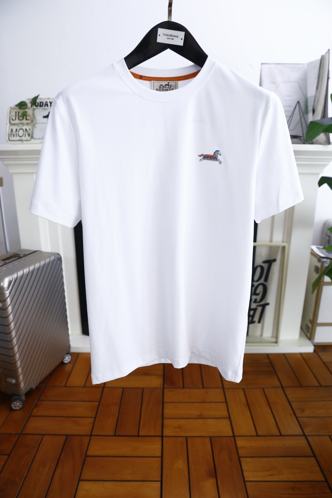 NO:457841,Aima 4/Her*es. 2025 summer new product for men's short-sleeved fashion classic round neck design!  Luxury classic brand customized LOGO matching!  High-end custom versatile styles that anyone can easily control. Use high-end top double mercerized cotton fabric!  It is very high-end and understandable. It must be purchased!  The style and tailoring are slim styles, which are very exquisite, showing aura and highlighting the exquisiteness of business men. This is the unique feature, the right slim fit, and the upper body effect is very good!  Counter size M-4XL, shipped the next day!  , hermes, T-shirt,alexander wang19860909爱马4/Her*es. 2025夏季新品男士短袖时尚经典圆领设计！奢华经典品牌定制LOGO搭配！高级定制百搭款式 任何人都可以轻松驾驭 采用高档顶级双丝光棉面料！非常显档次懂货的必须入！版型剪裁属于修身款 非常精致,显气场,又会凸显商务男士的精致,这就是独到之处,恰到好处的修身,上身效果非常赞！专柜尺码M-4XL,隔天出货！,,hermes,T-shirt,alexander wang,Men's clothing