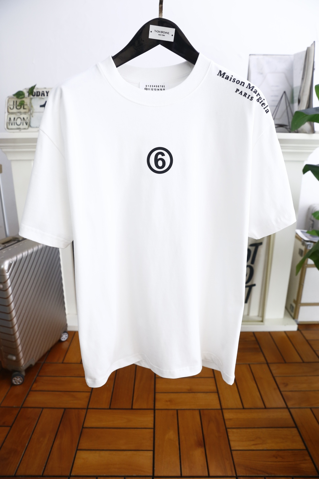 NO:457837,Martin Margira. 2025 summer new product for men's round neck, loose short sleeves, luxurious classic brand letters LOGO logo marked on the upper body, you can experience the youthfulness and fashion sense brought by this design!  The overall style is fashionable and trendy, using comfortable pure cotton fabric, soft, skin-friendly and breathable, and has a very crisp and drape. The upper body is fashionable and fashionable, and it is a must-have item for trendy men!  Counter size S-XL, shipped the next day!  ,,masion margiela,T-shirt,alexander wang19860909马丁马吉拉. 2025夏季新品男士圆领宽松短袖奢华经典品牌字母LOGO标识标注上身就能体会这款设计带来的年轻与时尚感！整体时尚而有潮流,采用舒适纯棉面料 柔软亲肤透气 ,又有很好的挺括 垂感 上身时尚潮流色系,潮男必备单品！专柜尺码S-XL,隔天出货！,,masion margiela,T-shirt,alexander wang,Men's clothing