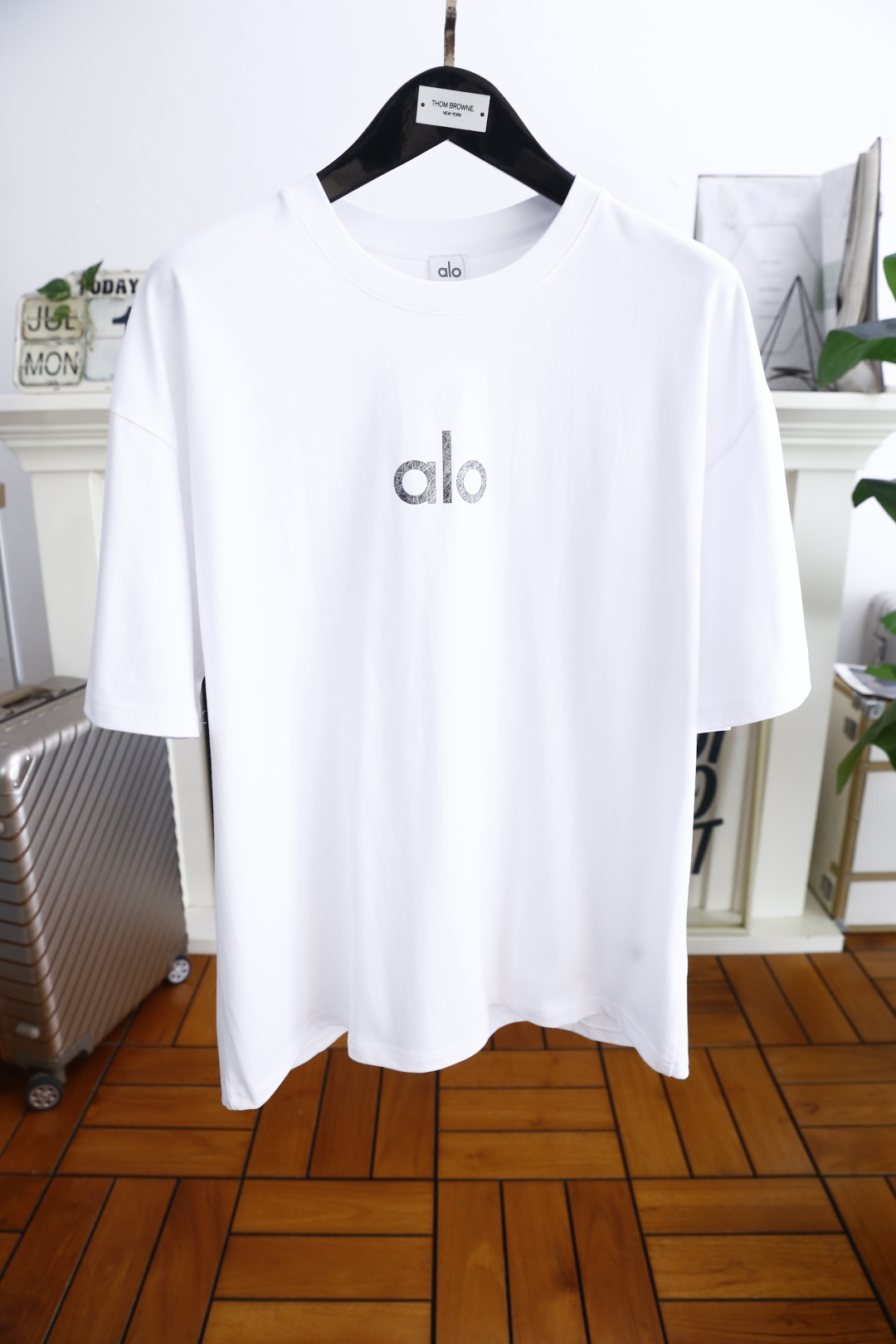 NO:457833,ALO. 25 new summer products!  Fashionable brand round neck short-sleeved shirt with brand letters LOGO design on the chest!  The current trendy aesthetic is very inclusive, and you can easily concave your look at your body! The same style as men and women, commuting versatile, with details!  Use top-quality custom cotton fabrics!  Must-earned money!  Complete three standards!  Counter size S-XL, shipped the next day!  ,T-shirt,alexander wang19860909ALO. 25夏季新品！时尚潮牌圆领短袖衫胸前品牌字母LOGO设计！当下的潮流审美,大大地一件包容性强,随意上身就能轻松凹出造型!男女同款 通勤百搭,细节拉満！采用顶级定制纯棉面料！必入手款！三标齐全！专柜尺码S-XL,隔天出货！,,T-shirt,alexander wang,Men's clothing