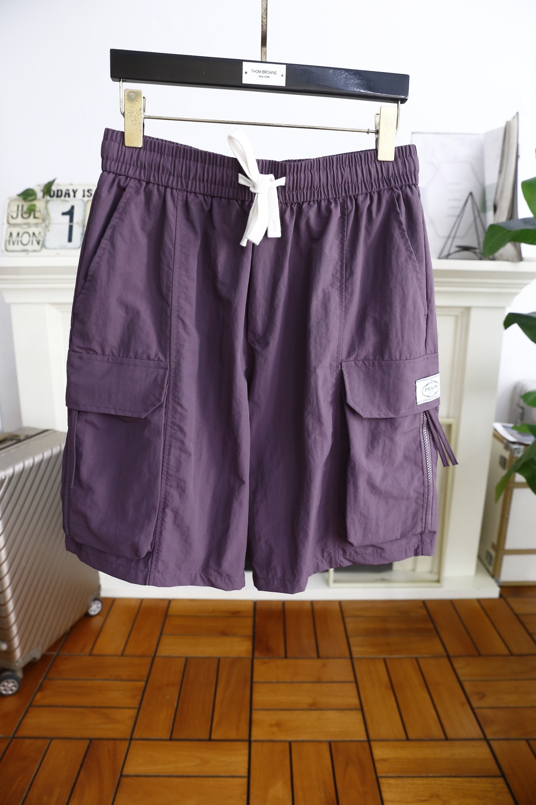 NO:457825,Prada/Pr*da. 2025 summer new fashion men's five-point shorts are designed with brand letters LOGO!  Classic and versatile style, no too much decoration, main fabric and style, elastic waist, large pocket design fabric on both sides of the elastic waist, top-quality comfortable and breathable fabric, moderate thickness, skin-friendly on the upper body, breathable, and can have a good sense of crispness. Orders of the full quality!  Counter size M-2XL, shipped the next day!  ,,prada,shorts,alexander wang19860909普拉达/Pr*da. 2025夏季新品时尚男士五分短裤采用品牌字母LOGO设计！经典百搭的款式 没有过多的装饰 主打面料与版型 松紧腰两侧大口袋设计面料采用顶级舒适透气面料,厚度适中,上身亲肤 透气,能有很好的挺括感 全品相的订单！专柜尺码M-2XL,隔天出货！,,prada,shorts,alexander wang,Men's clothing