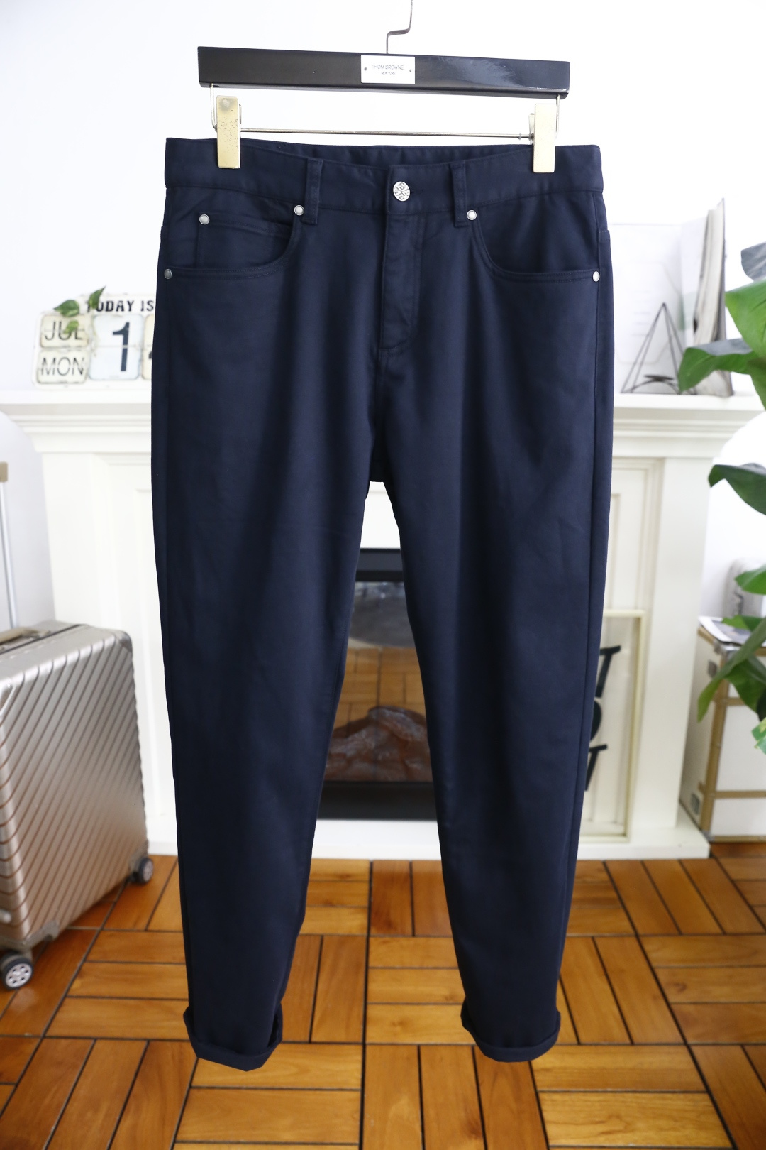 NO:457817,Zeg*a. 2025 summer fashion new product men's casual pants!  It uses comfortable and breathable fabric, luxurious classic brand original letter LOGO design, the upper body is casual and comfortable!  No sense of restraint!  The same product for overseas European counters, the upper body is fashionable and sporty, very low-key and luxurious!  The stitching of the turner is delicate and strong!  Perfect three-dimensional tailoring, highly recommend buying the product!  Counter size: 30-38, no 35/37!  Shipping the next day!  ,zegna,alexander wang19860909杰尼亚/Zeg*a. 2025夏季时尚新品男士休闲裤！采用舒适透气面料,奢华经典品牌原版字母LOGO设计 上身随意舒服！无束缚感！海外欧洲专柜同品,上身时尚运动显时尚,很低调且不失奢华品味！车工缝线细致而强悍！完美立体剪裁,强烈推荐购入货色！专柜尺码:30-38,无35/37！隔天出货！,,zegna,alexander wang,Men's clothing