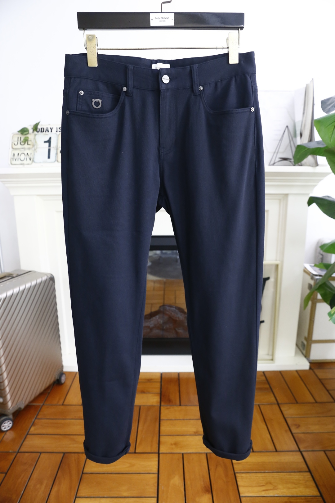 NO:457821,Ferragamo/Ferraga*o. 2025 summer fashion new product men's casual pants!  Use comfortable and breathable fabric, luxurious and classic brand original LOGO design, the upper body is casual and comfortable!  No sense of restraint!  The same product for overseas European counters, the upper body is fashionable and sporty, very low-key and luxurious!  The stitching of the turner is delicate and strong!  Perfect three-dimensional tailoring, highly recommend buying the product!  Counter size: 30-38, no 35/37!  Shipping the next day!  , ferragamo, ferragamo, alexander wang19860909菲拉格慕/Ferraga*o. 2025夏季时尚新品男士休闲裤！采用舒适透气面料,奢华经典品牌原版LOGO设计 上身随意舒服！无束缚感！海外欧洲专柜同品,上身时尚运动显时尚,很低调且不失奢华品味！车工缝线细致而强悍！完美立体剪裁,强烈推荐购入货色！专柜尺码:30-38,无35/37！隔天出货！,,ferragamo,ferragamo,alexander wang,Men's clothing