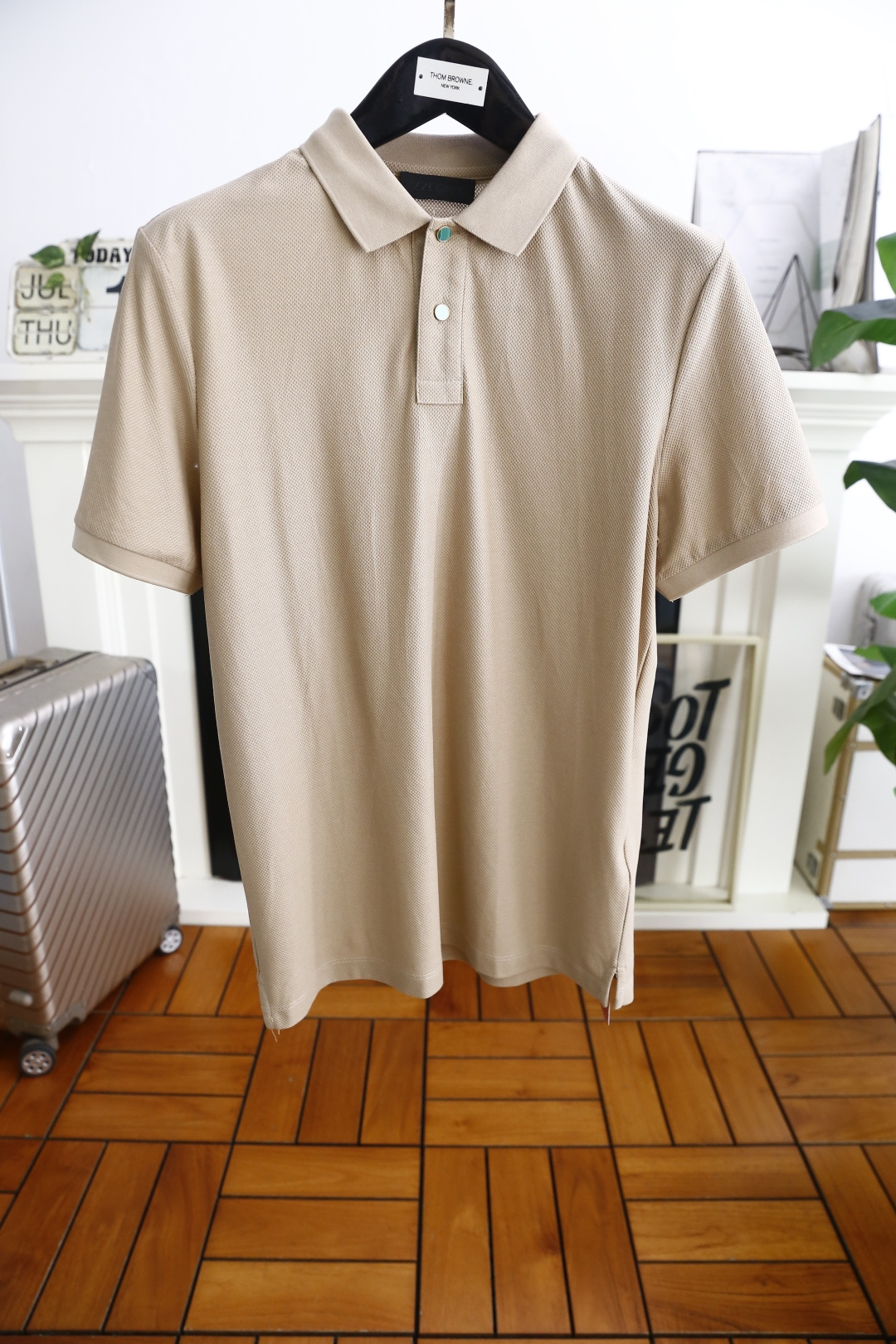 NO:459453,Jerni*. 2025 summer new product classic fashion lapel polo short-sleeved fashion item design, more fashionable and comfortable, high-standard customization, very stylish upper body, imported high-end comfortable breathable fabric with very delicate texture, exquisite details and exquisite craftsmanship, all supplied by foreign customers, a single item with extremely high shaping ability, can be matched with any fashion, super good style, a must-have item for trendy men. Counter size: M- 4XL, shipped the next day!  ,zegna,T-shirt,alexander wang19860909杰尼*. 2025夏季新品经典时尚翻领polo短袖时尚单品设计,更加时尚舒适,高标准定制,上身非常有型,客供进口高档舒适透气面料质感非常细腻,细节工艺精湛考究,辅料皆为外商客供,塑造性极高的一款单品,任何时装都可以搭配,版型超级好 潮男必备单品 专柜尺码:M- 4XL,隔天出货！,,zegna,T-shirt,alexander wang,Men's clothing