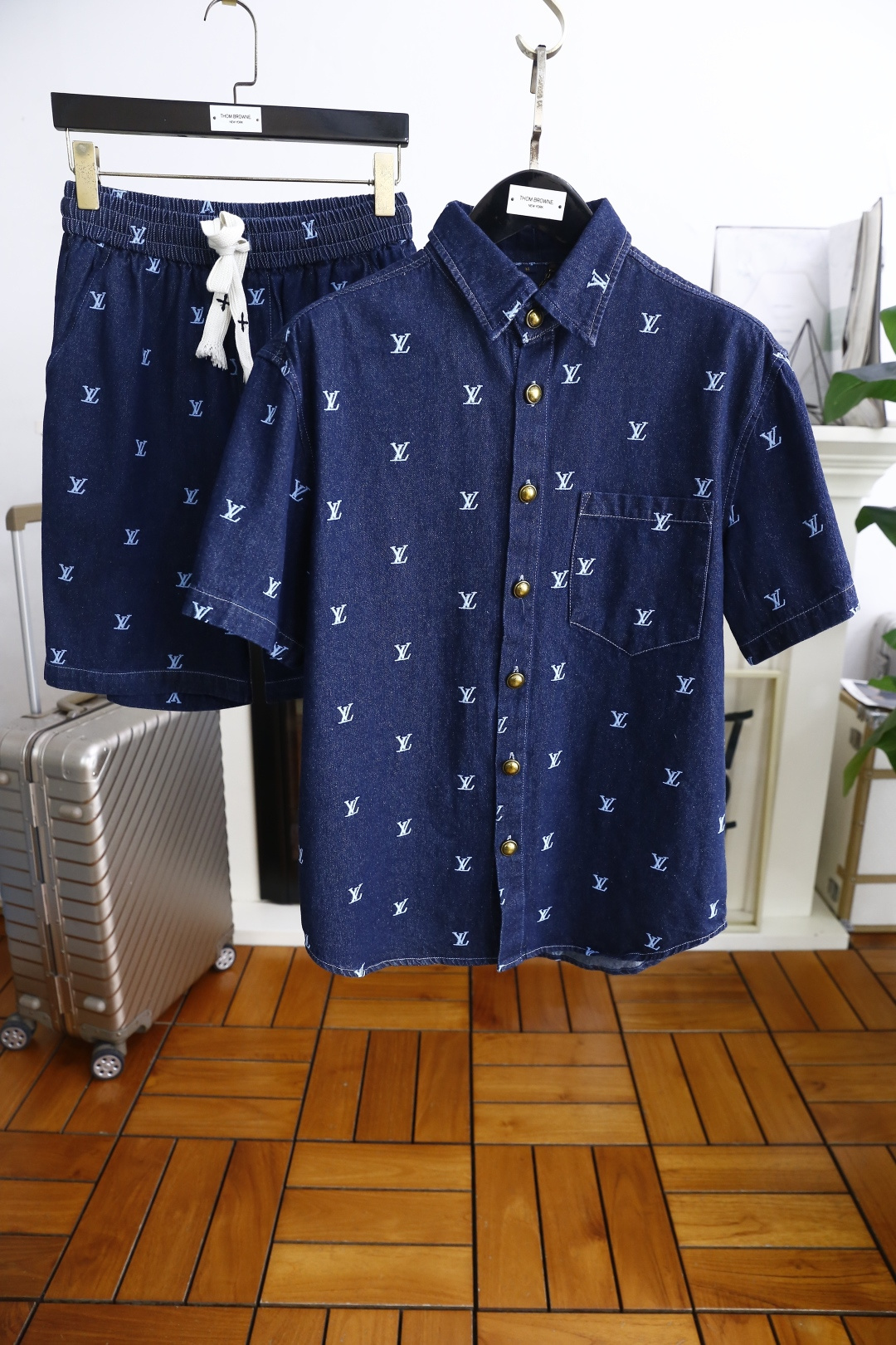 NO:459432,Louis Vuit*/Louis Vuit*on. New 2025 summer model!  Fashionable men's lapel suit!  Classic open button design!  High-end customization, avant-garde and fashionable design!  The luxury and classic brand logo is matched with comfortable and breathable fabrics. It feels soft and comfortable to wear. The counter-level exquisite car line is fine. The workmanship is exquisite. The upper body effect is invincible and handsome!  A must-have item for handsome men!  Counter size M-3XL, shipped the next day!  ,,louis vuitton,louis vuitton,alexander wang19860909路易威*/Louis Vuit*on. 2025夏季新款！时尚男士翻领套装！经典开扣设计！高端订制 设计前卫时尚！奢华经典品牌logo搭配采用舒适透气面料.手感柔软.穿着舒适.专柜级别精致车线.做工精细.上身效果无敌帅气！型男必备单品！专柜尺码M-3XL,隔天出货！,,louis vuitton,louis vuitton,alexander wang,Men's clothing