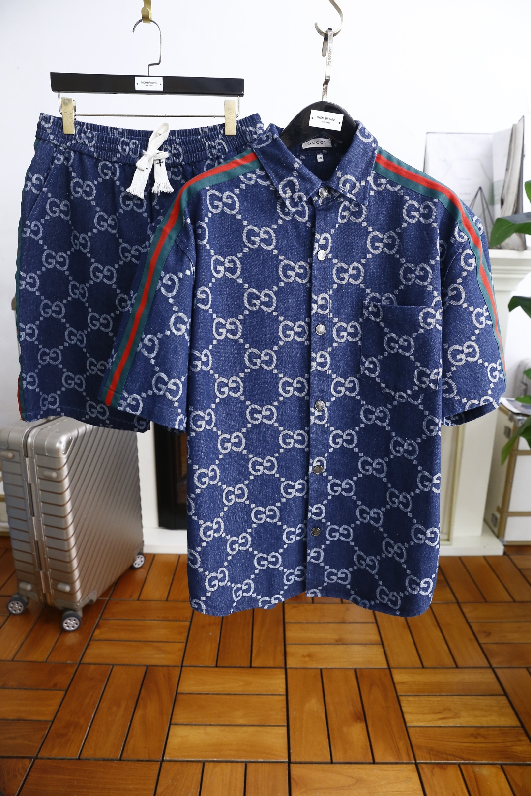 NO:459439,Gucci/Gu*ci. New 2025 summer model!  Fashionable men's lapel suit!  Classic open button design!  High-end customization, avant-garde and fashionable design!  The luxury and classic brand logo is matched with comfortable and breathable fabrics. It feels soft and comfortable to wear. The counter-level exquisite car line is fine. The workmanship is exquisite. The upper body effect is invincible and handsome!  A must-have item for handsome men!  Counter size M-3XL, shipped the next day!  ,gucci,alexander wang19860909古驰/Gu*ci. 2025夏季新款！时尚男士翻领套装！经典开扣设计！高端订制 设计前卫时尚！奢华经典品牌logo搭配采用舒适透气面料.手感柔软.穿着舒适.专柜级别精致车线.做工精细.上身效果无敌帅气！型男必备单品！专柜尺码M-3XL,隔天出货！,,gucci,alexander wang,Men's clothing