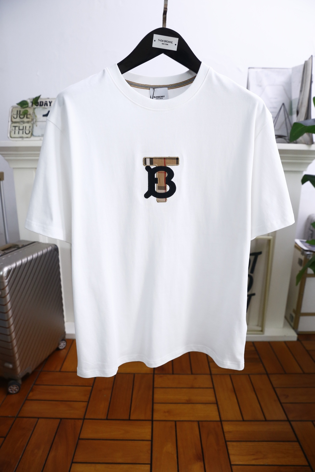 NO:459472,Burberry/Burbe*ry. 25Bur summer new product men's round neck short sleeve classic round neck design!  The brand letter LOGO logo on the chest can be used to appreciate the youthfulness and fashion sense brought by this design!  The overall style is fashionable and trendy, using comfortable and breathable cotton fabric, soft, skin-friendly and breathable, and has a very crisp and drooping feeling. The upper body is fashionable and fashionable, and it is a must-have item in summer!  Counter size M-3XL, shipped the next day!  ,burberry,burberry,T-shirt,alexander wang19860909巴宝丽/Burbe*ry. 25Bur夏季新品男士圆领短袖经典圆领设计！胸前品牌字母LOGO标识标注上身就能体会这款设计带来的年轻与时尚感！整体时尚而有潮流,采用舒适透气棉面料 柔软亲肤透气 ,又有很好的挺括 垂感 上身时尚潮流色系,夏季必备单品！专柜尺码M-3XL,隔天出货！,,burberry,burberry,T-shirt,alexander wang,Men's clothing