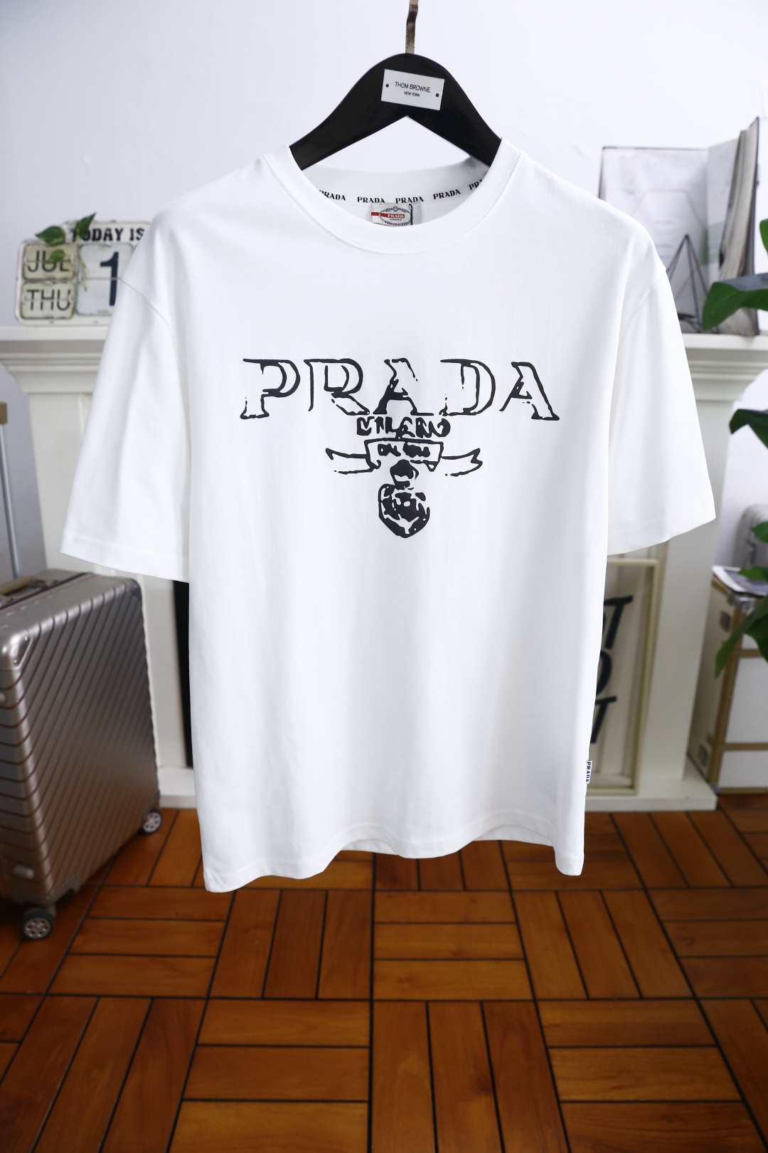 NO:459466,Pula*/Pr*da. 2025 summer new product men's round neck short sleeves with luxurious brand letters LOGO logo on the chest and you can appreciate the youthfulness and fashion sense brought by this design!  The overall style is fashionable and trendy, using comfortable and breathable cotton fabric, soft, skin-friendly and breathable, and has a very crisp and crisp drooping feeling. The upper body is fashionable and fashionable colors, a must-have item for trendy men!  Counter size M-3XL, shipped the next day!  ,,prada,T-shirt,alexander wang19860909普拉*/Pr*da. 2025夏季新品男士圆领短袖胸前奢华品牌字母LOGO标识标注上身就能体会这款设计带来的年轻与时尚感！整体时尚而有潮流,采用舒适透气棉面料 柔软亲肤透气 ,又有很好的挺括 垂感 上身时尚潮流色系,潮男必备单品！专柜尺码M-3XL,隔天出货！,,prada,T-shirt,alexander wang,Men's clothing