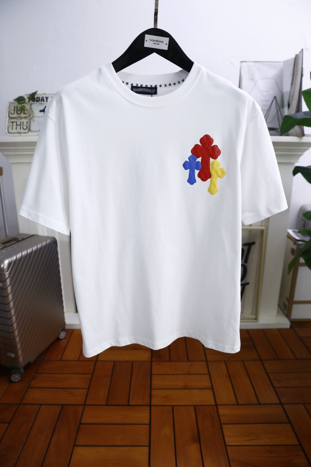 NO:459478,Crow/Chrome Hearts. 2025 summer new product men's round neck short sleeves on the chest with luxurious brand cross LOGO logo on the upper body, you can experience the youthfulness and fashion sense brought by this design!  The overall style is fashionable and trendy, using comfortable and breathable cotton fabric, soft, skin-friendly and breathable, and has a very crisp and crisp drooping feeling. The upper body is fashionable and fashionable colors, a must-have item for trendy men!  Counter size M-3XL, shipped the next day!  ,,chrome hearts,chrome hearts,T-shirt,alexander wang19860909克罗/Chrome Hearts. 2025夏季新品男士圆领短袖胸前奢华品牌十字架LOGO标识标注上身就能体会这款设计带来的年轻与时尚感！整体时尚而有潮流,采用舒适透气棉面料 柔软亲肤透气 ,又有很好的挺括 垂感 上身时尚潮流色系,潮男必备单品！专柜尺码M-3XL,隔天出货！,,chrome hearts,chrome hearts,T-shirt,alexander wang,Men's clothing