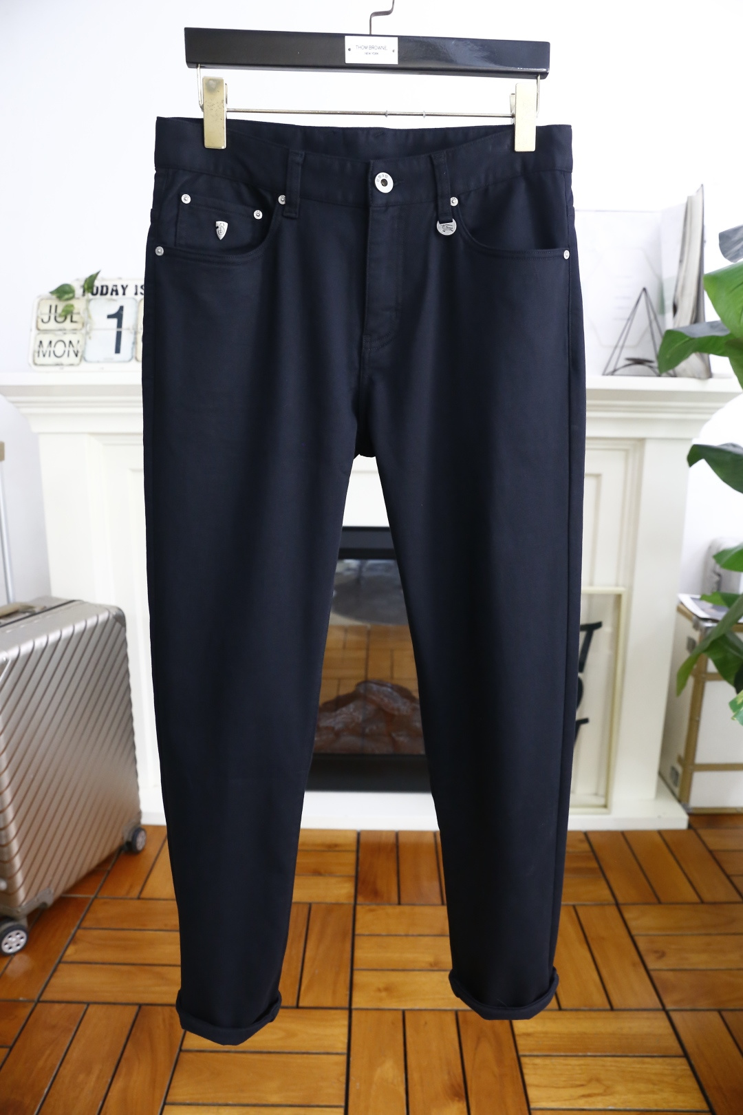 NO:459412,Burb*rry. 2025 summer fashion new product men's casual pants!  Use comfortable and breathable fabric, luxurious and classic brand original LOGO design, the upper body is casual and comfortable!  No sense of restraint!  The same product for overseas European counters, the upper body is fashionable and sporty, very low-key and luxurious!  The stitching of the turner is delicate and strong!  Perfect three-dimensional tailoring, highly recommend buying the product!  Counter size: 30-38, no 35/37!  Shipping the next day!  ,burberry,burberry,alexander wang19860909巴宝丽/Burb*rry. 2025夏季时尚新品男士休闲裤！采用舒适透气面料,奢华经典品牌原版LOGO设计 上身随意舒服！无束缚感！海外欧洲专柜同品,上身时尚运动显时尚,很低调且不失奢华品味！车工缝线细致而强悍！完美立体剪裁,强烈推荐购入货色！专柜尺码:30-38,无35/37！隔天出货！,,burberry,burberry,alexander wang,Men's clothing