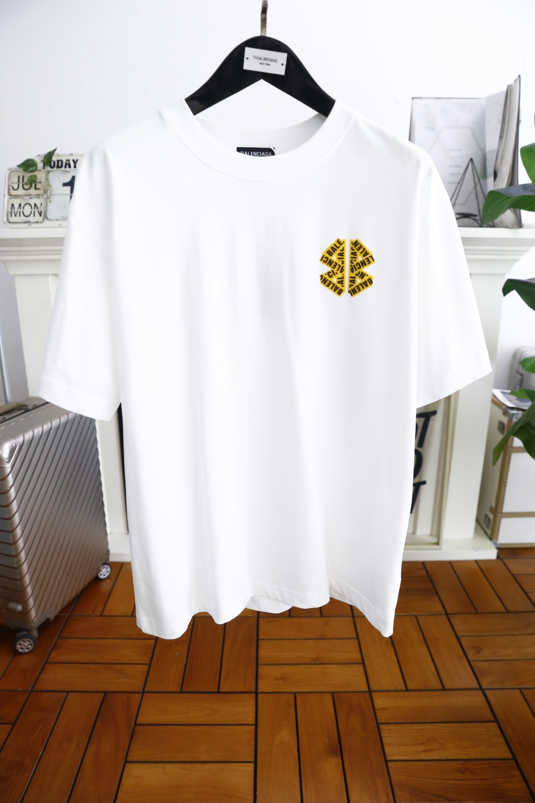 NO:459483,Balen*iaga. 2025 summer new product for men's round neck loose trendy brand short-sleeved luxury classic brand letter LOGO logo logo on the upper body to experience the youthfulness and fashion brought by this design!  The overall style is fashionable and trendy, using comfortable and breathable cotton fabric, soft, skin-friendly and breathable, and has a very crisp and crisp drooping feeling. The upper body is fashionable and fashionable colors, a must-have item for trendy men!  Counter size XS-L, shipped the next day!  ,balenciaga,balenciaga,T-shirt,alexander wang19860909巴黎世家/Balen*iaga. 2025夏季新品男士圆领宽松潮牌短袖奢华经典品牌字母LOGO标识标注上身就能体会这款设计带来的年轻与时尚感！整体时尚而有潮流,采用舒适透气棉面料 柔软亲肤透气 ,又有很好的挺括 垂感 上身时尚潮流色系,潮男必备单品！专柜尺码XS-L,隔天出货！,,balenciaga,balenciaga,T-shirt,alexander wang,Men's clothing