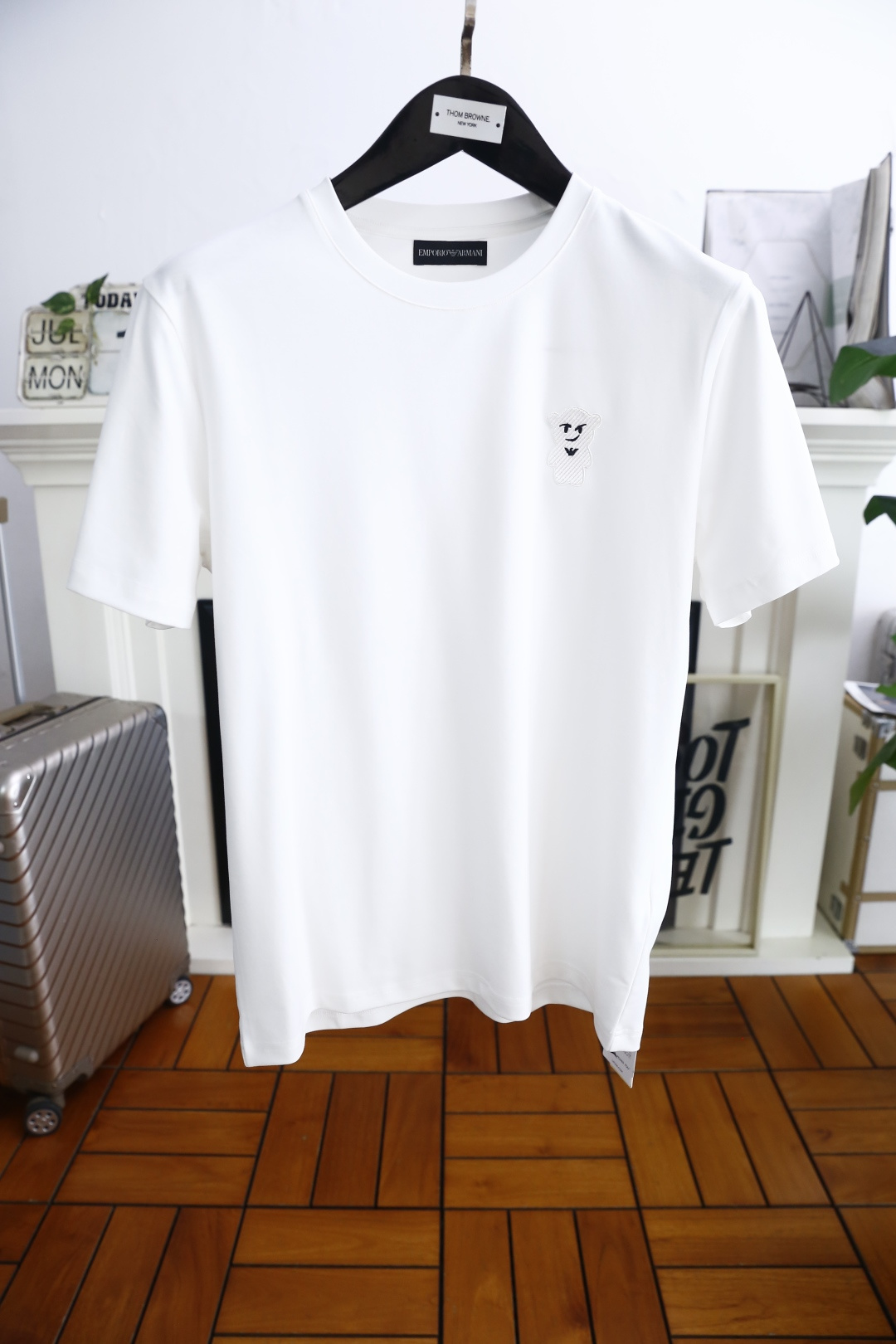 NO:459498,Ama*/Arm*ni. 2025 summer new product for men's short-sleeved fashion classic round neck design!  Luxury classic brand customized LOGO matching!  High-end custom versatile styles that anyone can easily control. Use high-end top-quality comfortable cotton fabric!  It is very high-end and understandable. It must be purchased!  The style and tailoring are slim styles, which are very exquisite, showing aura and highlighting the exquisiteness of business men. This is the unique feature, the right slim fit, and the upper body effect is very good!  Counter size M-4XL, shipped the next day!  ,T-shirt,alexander wang19860909阿玛*/Arm*ni. 2025夏季新品男士短袖时尚经典圆领设计！奢华经典品牌定制LOGO搭配！高级定制百搭款式 任何人都可以轻松驾驭 采用高档顶级舒适棉面料！非常显档次懂货的必须入！版型剪裁属于修身款 非常精致,显气场,又会凸显商务男士的精致,这就是独到之处,恰到好处的修身,上身效果非常赞！专柜尺码M-4XL,隔天出货！,,T-shirt,alexander wang,Men's clothing