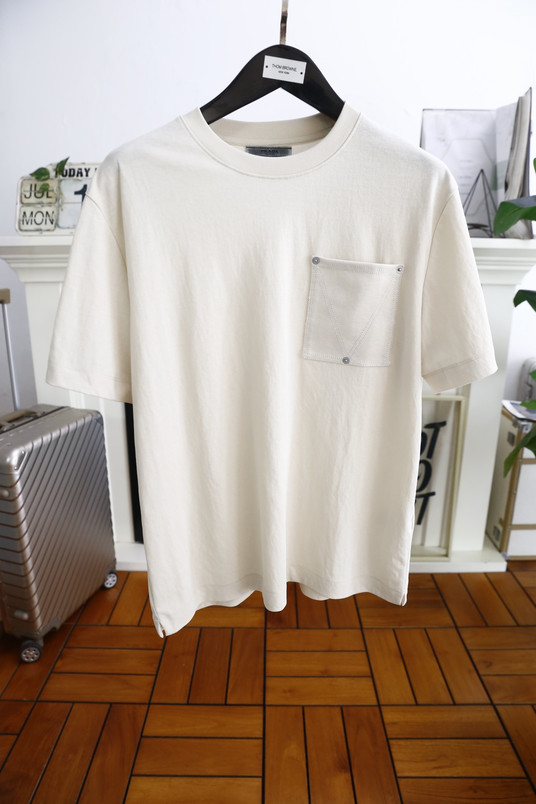 NO:459488,Pula*/Pr*da. 2025 summer new product fashionable men's short-sleeved fashion classic round neck design!  High-end custom versatile style, classic chest pockets can be easily controlled by anyone. Use top-quality comfortable and breathable fabrics!  It is very high-end and understandable. It must be purchased!  Soft, skin-friendly and breathable, and has a very crisp and drooping feeling. The upper body is fashionable and fashionable, and it is a must-have item for trendy men!  Counter size M-4XL, shipped the next day!  ,,prada,T-shirt,alexander wang19860909普拉*/Pr*da. 2025夏季新品时尚男士短袖时尚经典圆领设计！高级定制百搭款式,胸前经典口袋任何人都可以轻松驾驭 采用顶级舒适透气面料！非常显档次懂货的必须入！柔软亲肤透气 ,又有很好的挺括 垂感 上身时尚潮流色系,潮男必备单品！专柜尺码M-4XL,隔天出货！,,prada,T-shirt,alexander wang,Men's clothing