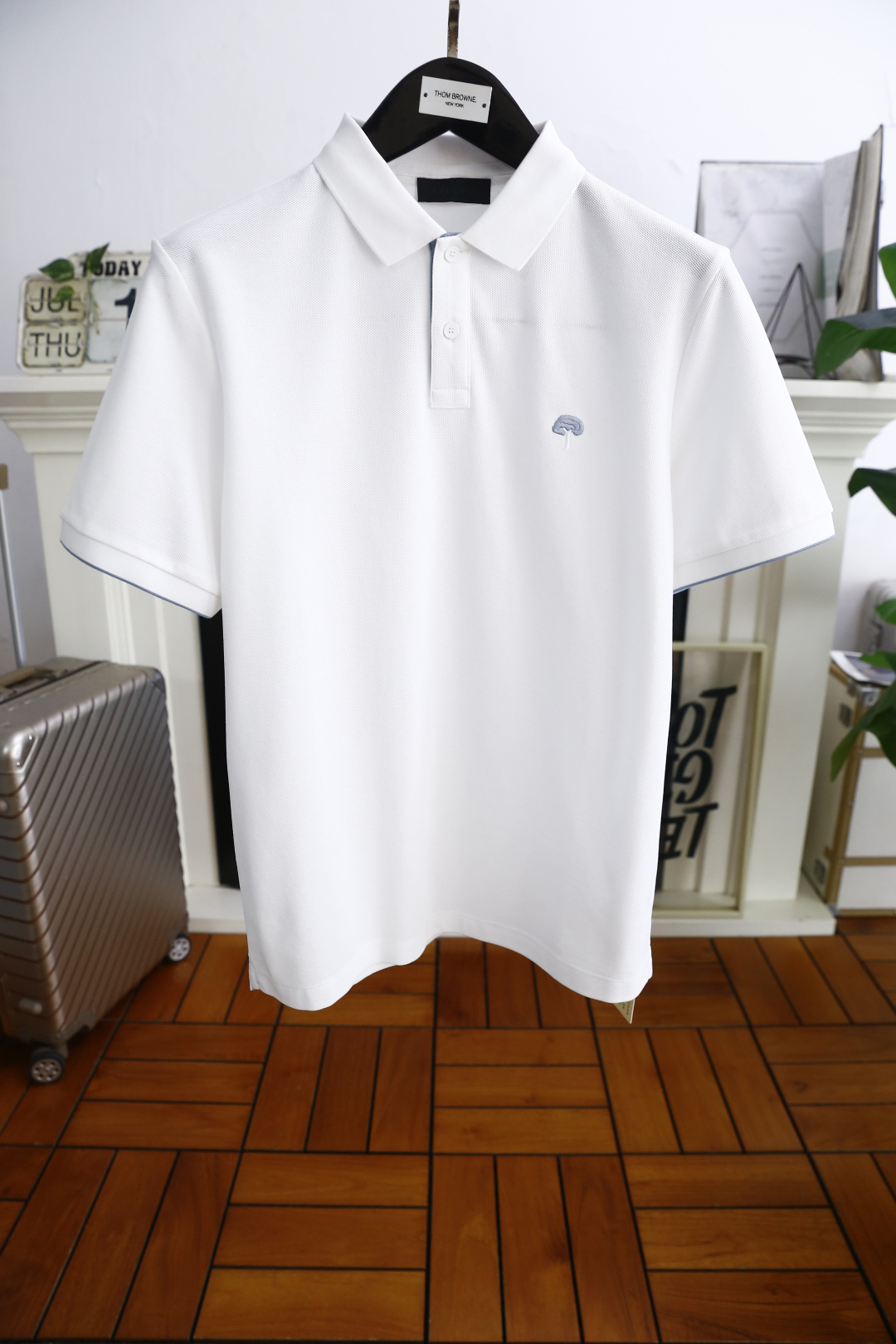 NO:459986,Jeni*. New summer products, classic fashion lapel polo short-sleeved fashion item design, more fashionable and comfortable, high-standard customization, very stylish upper body, imported high-end comfortable breathable fabric with very delicate texture, exquisite details and exquisite auxiliary materials, all supplied by foreign customers, a very high shaping item, can be matched with any fashion, super good style, a must-have item for trendy men, counter size: M-4XL, shipped the next day!  ,zegna,T-shirt,alexander wang19860909杰尼*. 夏季新品经典时尚翻领polo短袖时尚单品设计,更加时尚舒适,高标准定制,上身非常有型,客供进口高档舒适透气面料质感非常细腻,细节工艺精湛考究,辅料皆为外商客供,塑造性极高的一款单品,任何时装都可以搭配,版型超级好 潮男必备单品 专柜尺码:M-4XL,隔天出货！,,zegna,T-shirt,alexander wang,Men's clothing