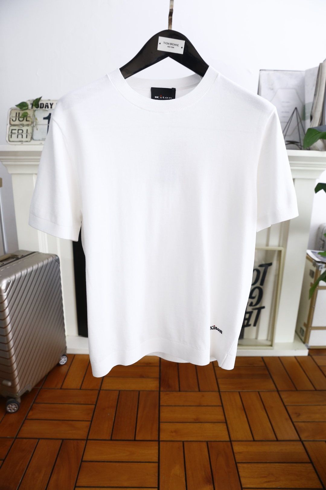 NO:459979,Kiton. New in summer!  Fashionable men's classic round neck short sleeves!  Luxury classic brand letter LOGO design!  High-end custom versatile styles that anyone can easily control with. Available in top-quality comfortable mulberry silk blend fabric!  It is very high-end and understandable. It must be purchased!  Soft, skin-friendly and breathable, and has a very crisp and drooping feeling. The upper body is fashionable and fashionable, and it is a must-have item for trendy men!  Counter size 48-56, shipped the next day!  ,T-shirt,alexander wang19860909kiton. 夏季新品！时尚男士经典圆领短袖！奢华经典品牌字母LOGO设计！高级定制百搭款式 任何人都可以轻松驾驭 采用顶级舒适桑蚕丝混纺面料！非常显档次懂货的必须入！柔软亲肤透气 ,又有很好的挺括 垂感 上身时尚潮流色系,潮男必备单品！专柜尺码48-56,隔天出货！,,T-shirt,alexander wang,Men's clothing