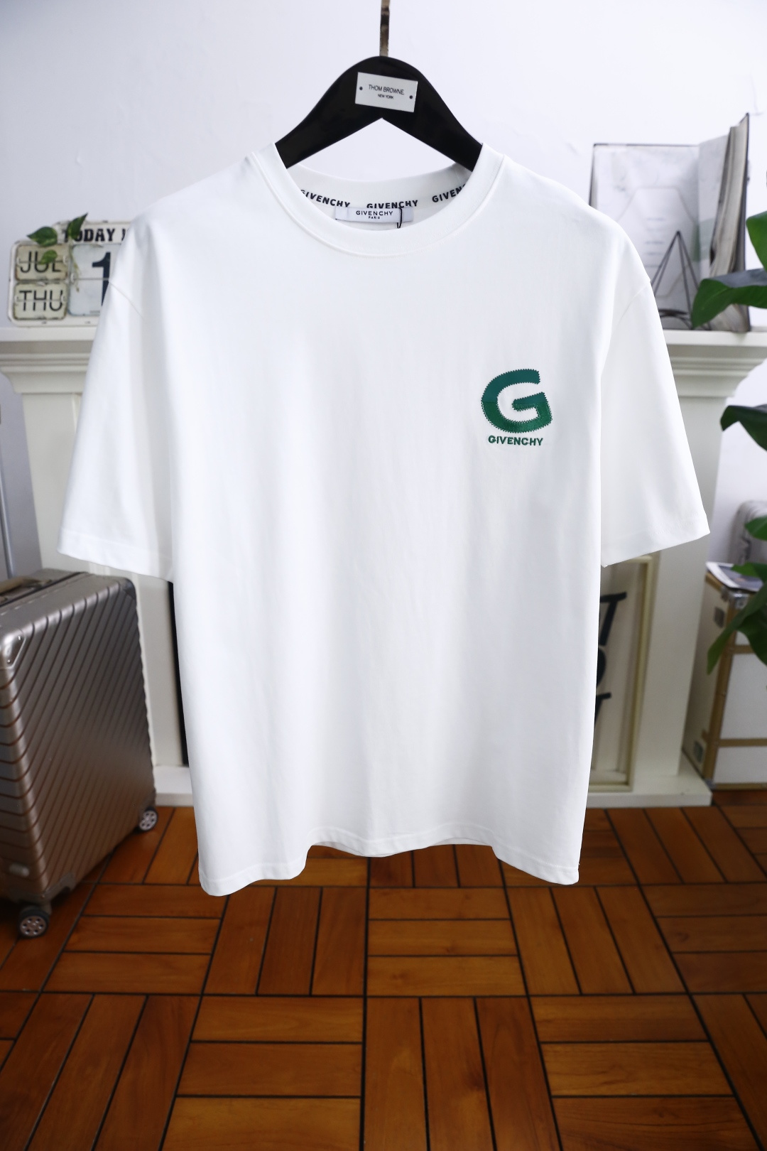 NO:460053,Given*hy. New summer products!  Fashionable men's round neck short sleeve luxury classic brand letter logo design, using comfortable breathable cotton fabric!  It is very high-end and understandable. It must be purchased!  The style and tailoring are slim styles, which are very exquisite, showing aura and highlighting the exquisiteness of business men. This is the unique feature, the right slim fit, and the upper body effect is very good!  Counter size 48-56, shipped the next day!  ,,givenchy,givenchy,T-shirt,alexander wang19860909纪梵希/Given*hy. 夏季新品！时尚男士圆领短袖奢华经典品牌字母logo设计,采用舒适透气棉面料！非常显档次懂货的必须入！版型剪裁属于修身款 非常精致,显气场,又会凸显商务男士的精致,这就是独到之处,恰到好处的修身,上身效果非常赞！专柜尺码48-56,隔天出货！,,givenchy,givenchy,T-shirt,alexander wang,Men's clothing